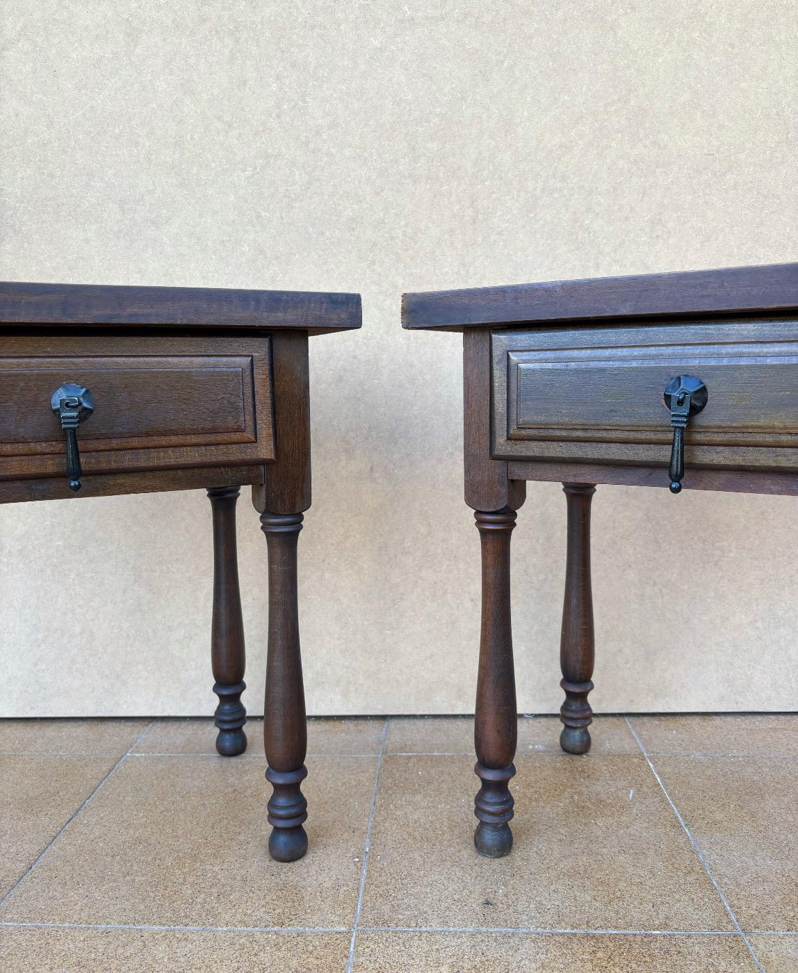 Milieu du XXe siècle Pair Of Mid 20th Century Spanish Bedside Tables With One Drawer en vente