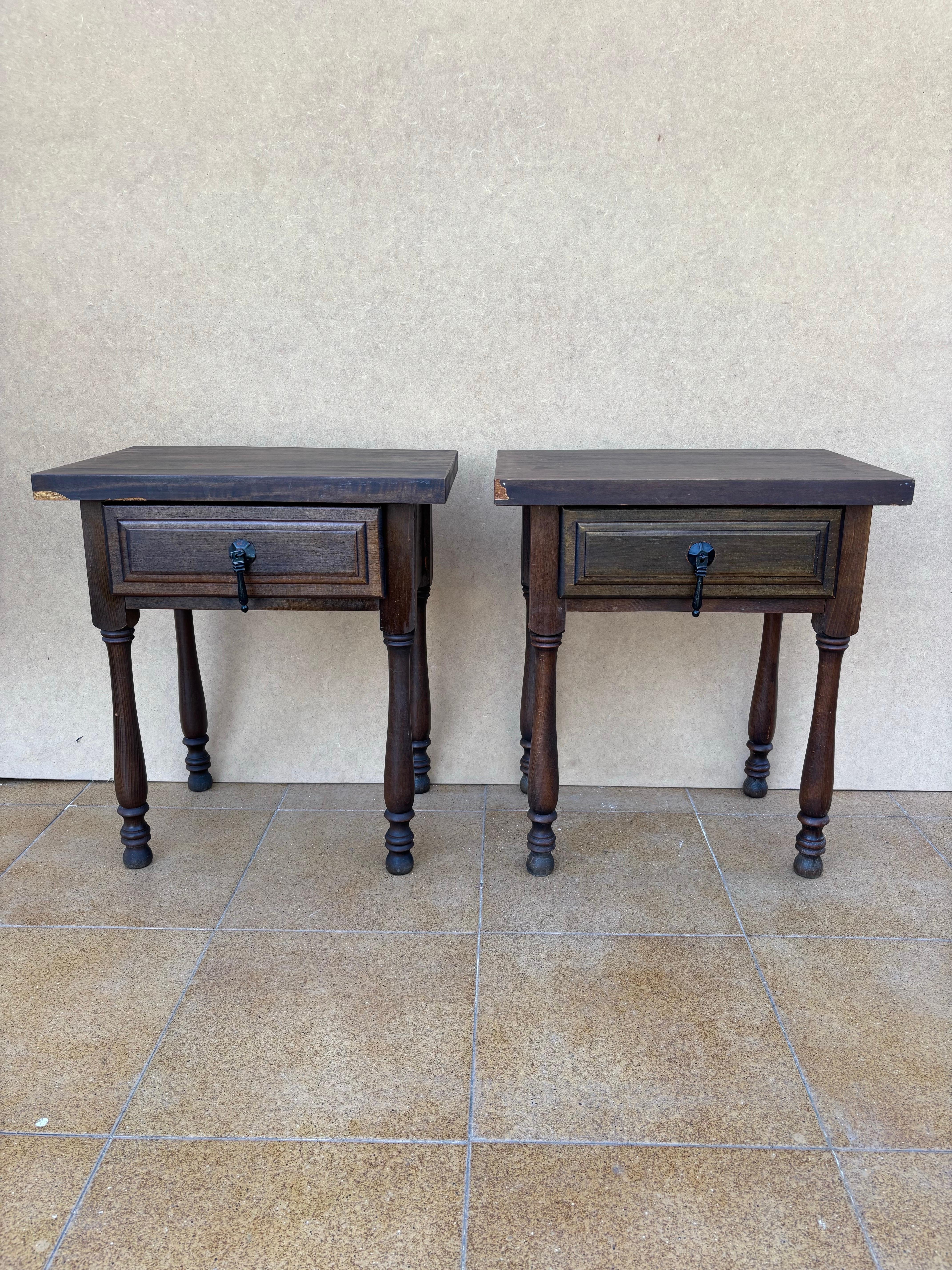 Fer forgé Pair Of Mid 20th Century Spanish Bedside Tables With One Drawer en vente