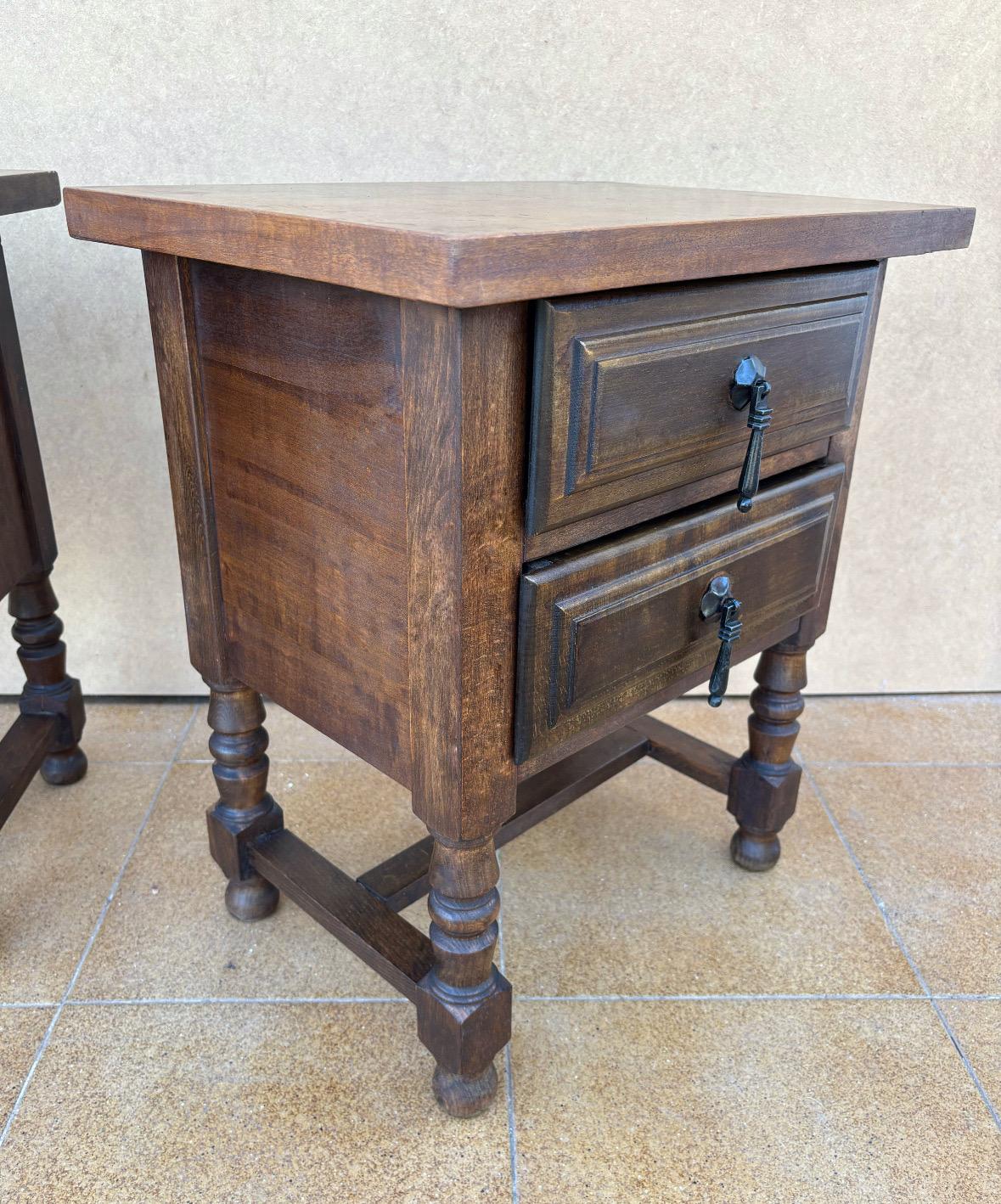 Pair Of Mid 20th Century Spanish Two Drawers Bedside Tables Bon état - En vente à BÉTERA, ES