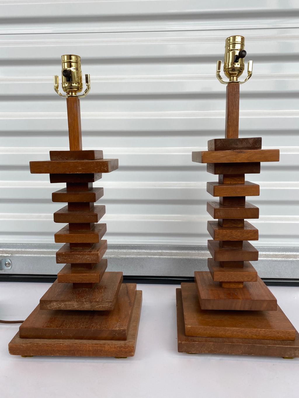 Paire de lampes en bois empilées du milieu du 20e siècle en vente 3