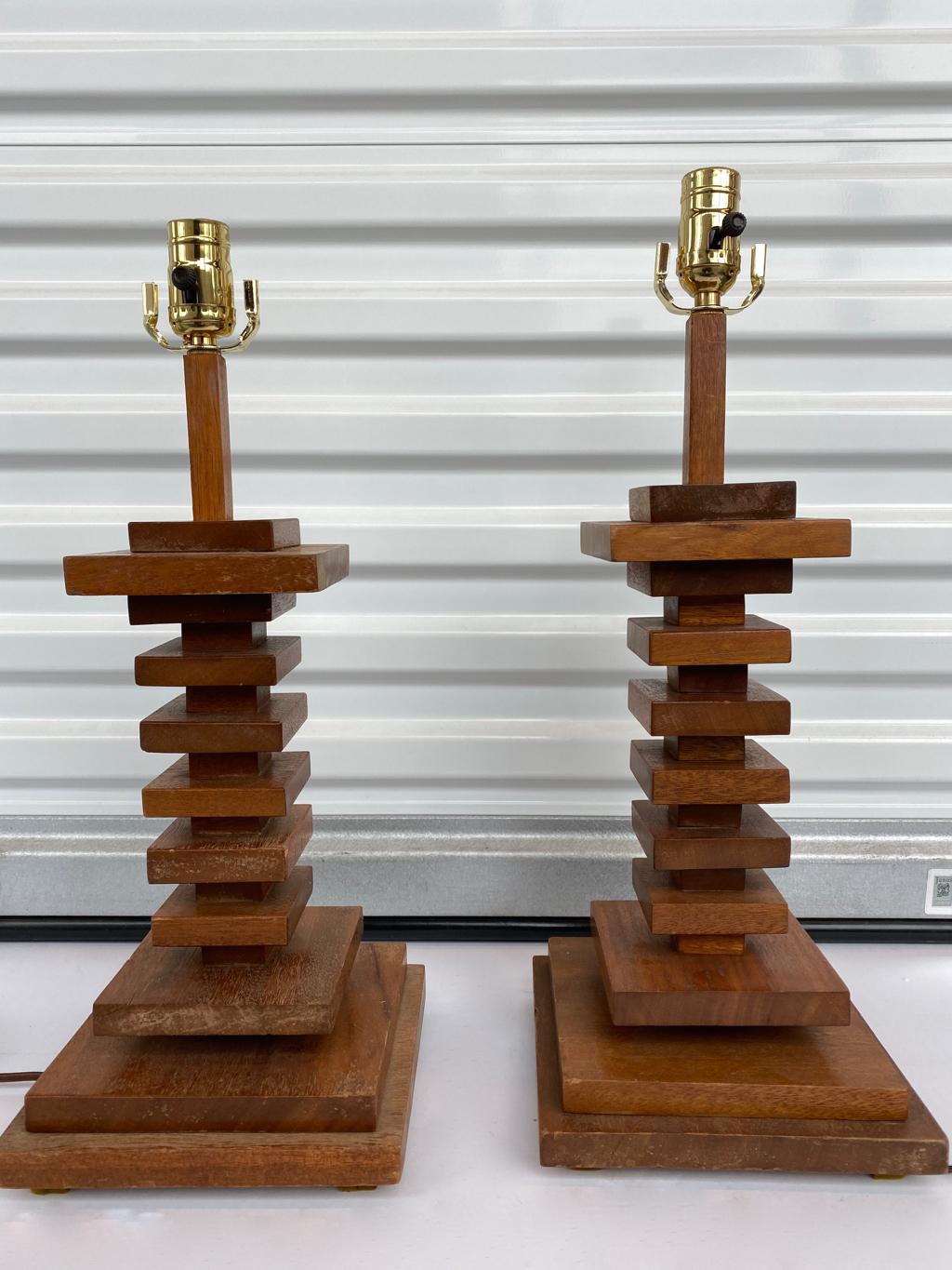 Paire de lampes en bois empilées du milieu du 20e siècle en vente 4
