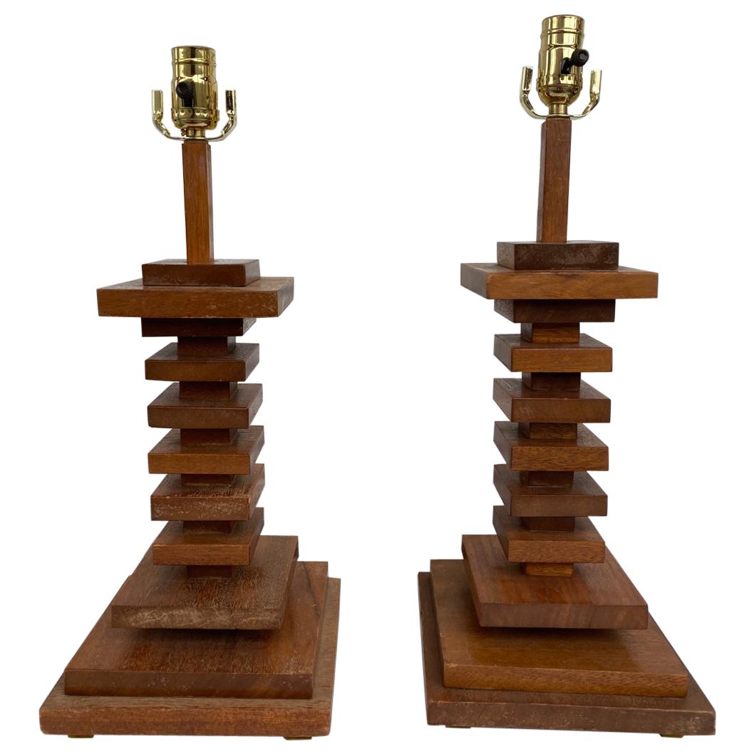 Paire de lampes en bois empilées du milieu du 20e siècle en vente