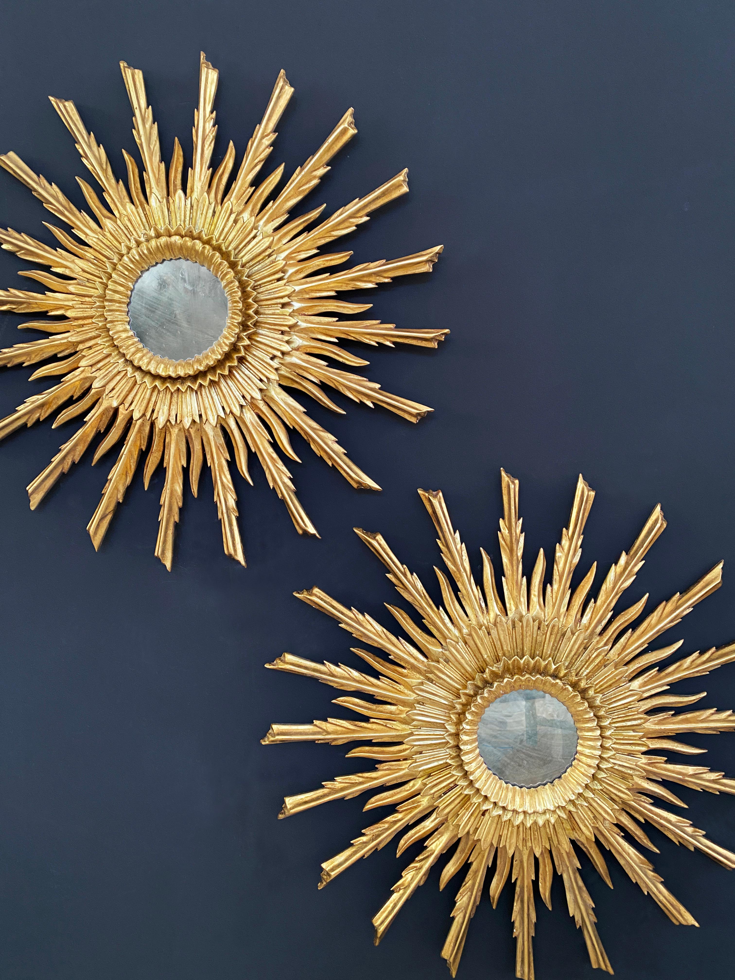 Pareja de Espejos Dorados Tallados de Estilo Sunburst de Mediados del Siglo XX Moderno de mediados de siglo en venta