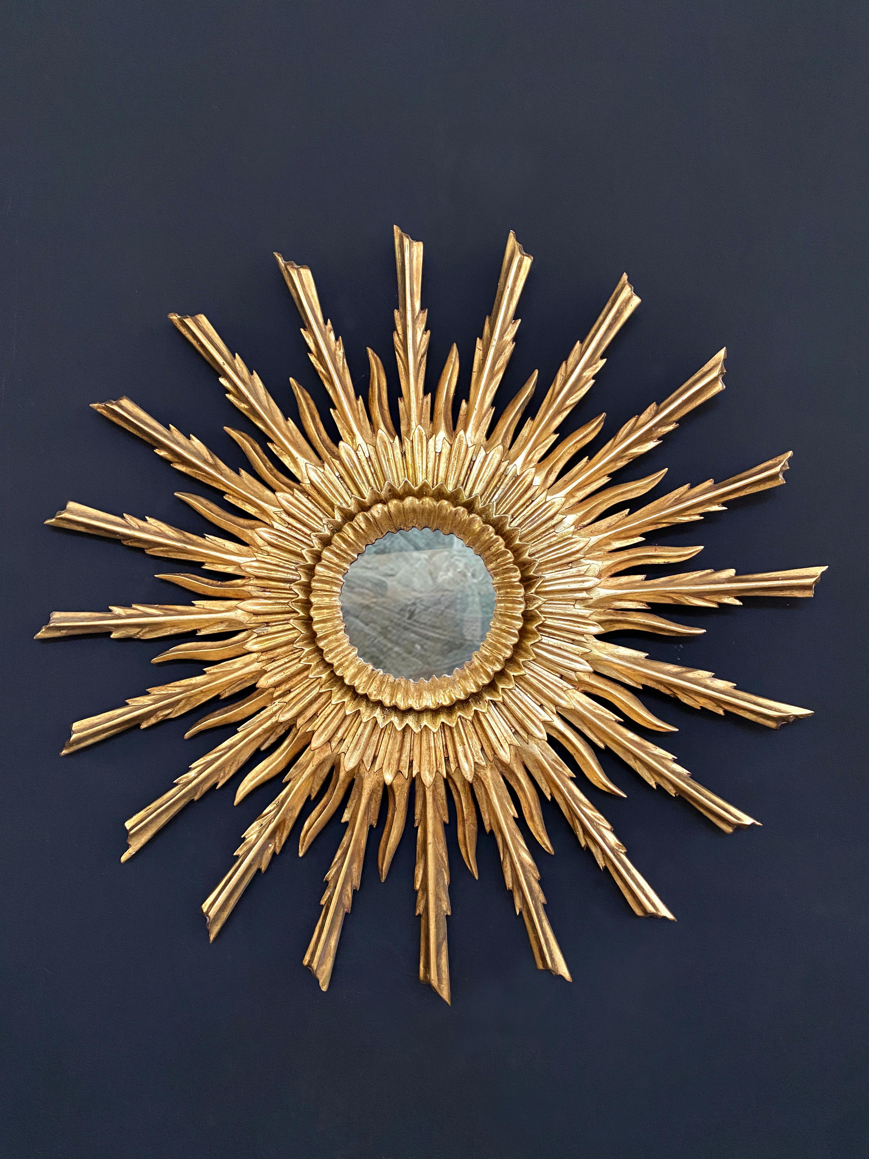 Pareja de Espejos Dorados Tallados de Estilo Sunburst de Mediados del Siglo XX Español en venta
