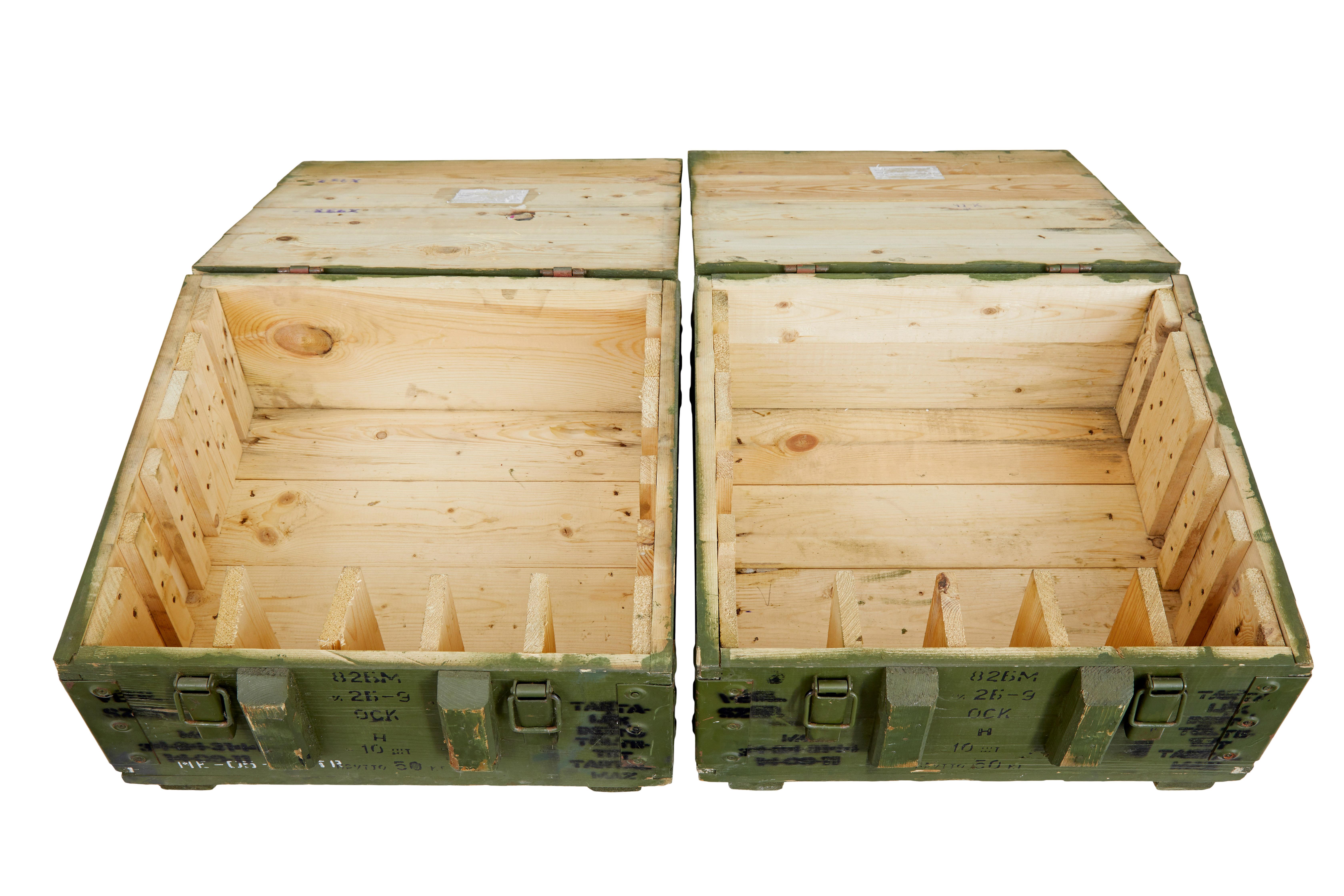 Pareja de cajas de munición de pino sueco de mediados del siglo XX Pino en venta