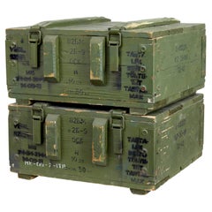 Paire de boîtes à munitions en pin suédois du milieu du 20e siècle
