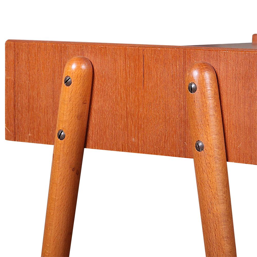 Paire de tables de chevet en teck du milieu du 20e siècle par Carlstrom & Co. en vente 3
