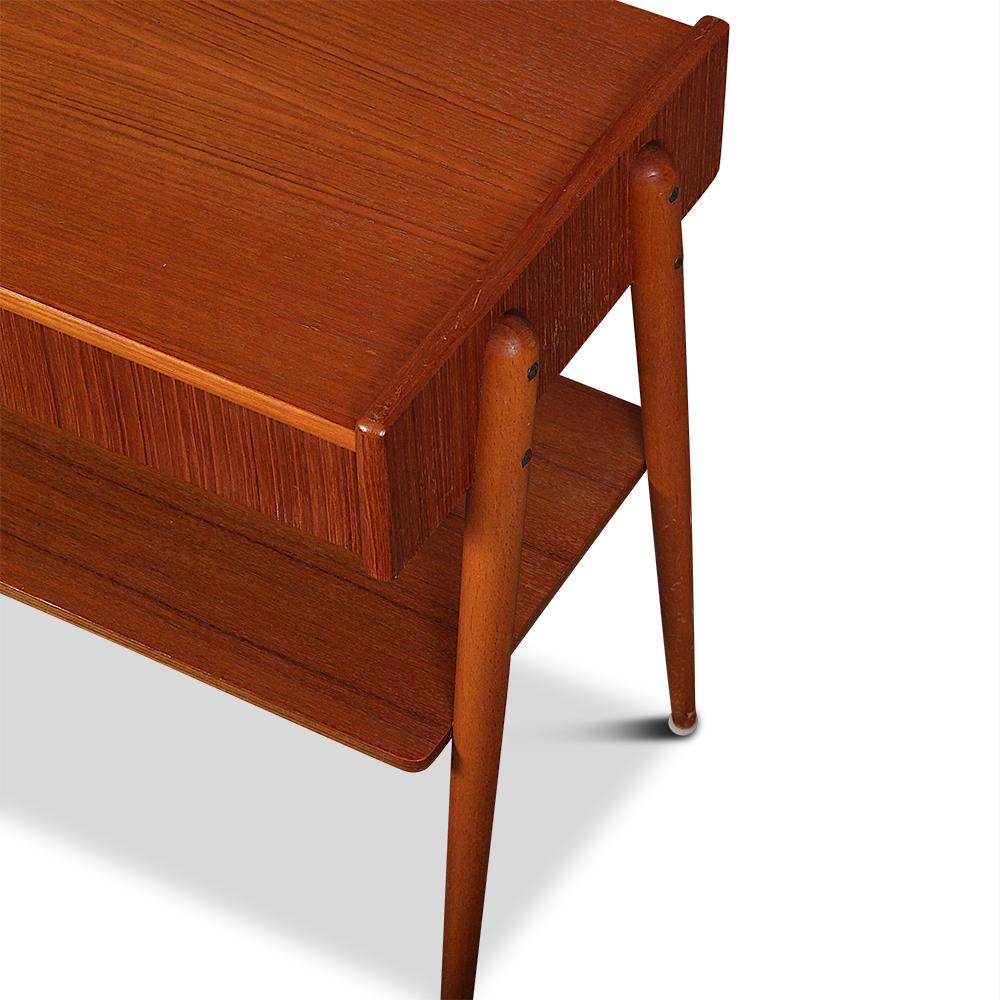 Mid-Century Modern Paire de tables de chevet en teck du milieu du 20e siècle par Carlstrom & Co. en vente