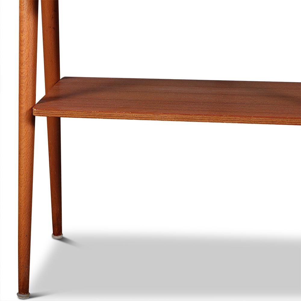 Suédois Paire de tables de chevet en teck du milieu du 20e siècle par Carlstrom & Co. en vente