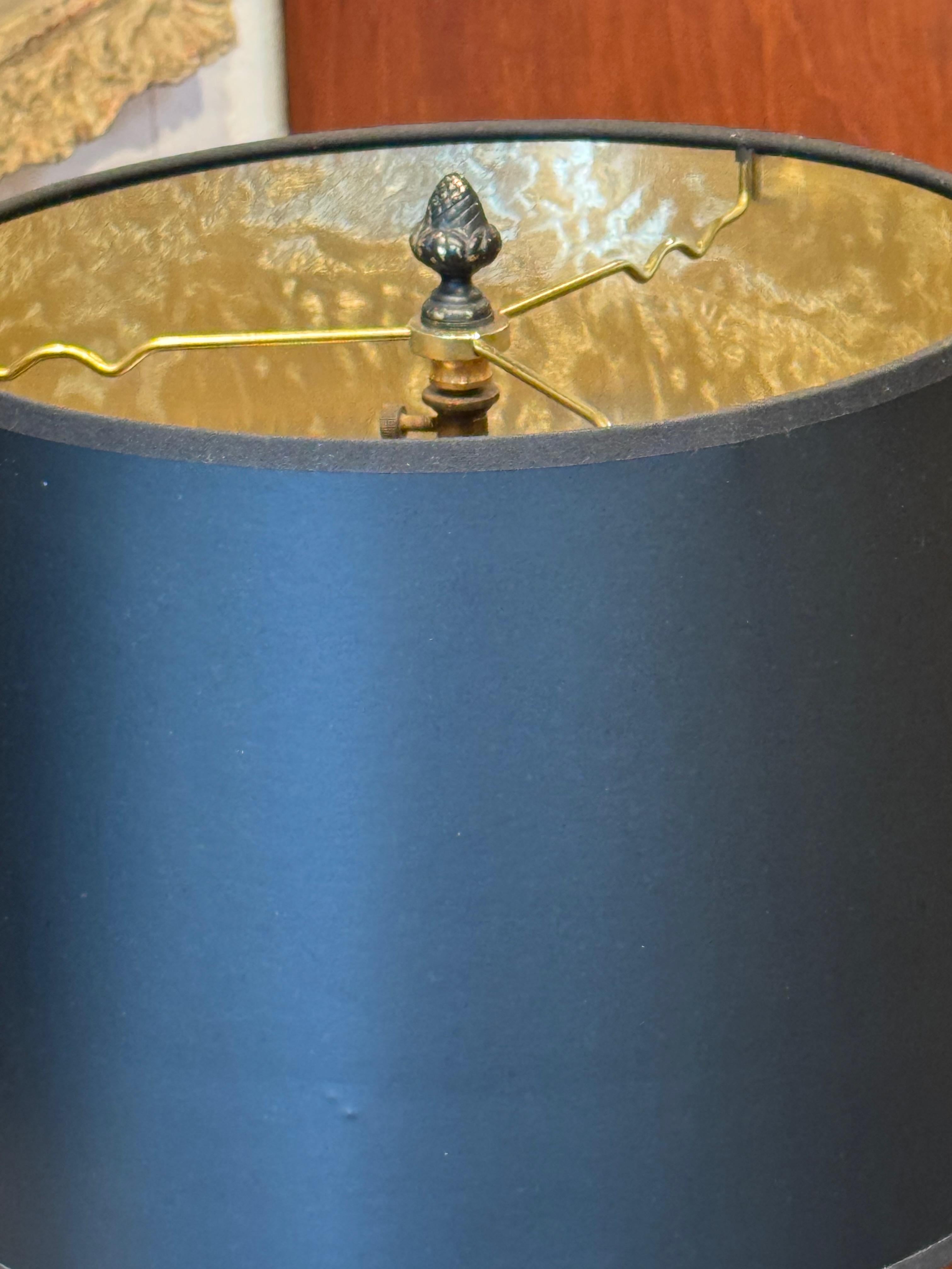 Paire de lampes à colonne en tôle du milieu du 20e siècle à décor de scènes classiques en vente 5