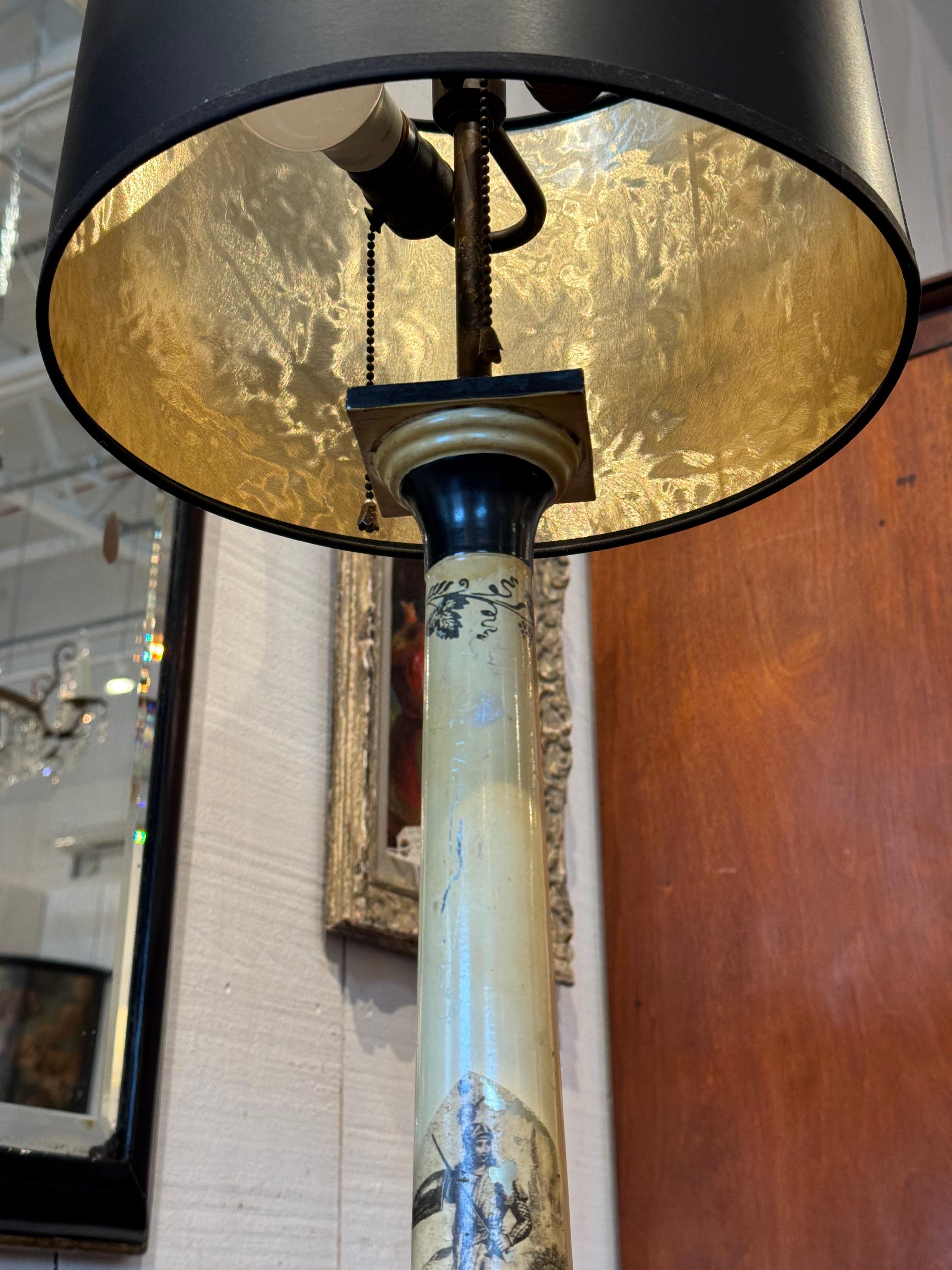 Paire de lampes à colonne en tôle du milieu du 20e siècle à décor de scènes classiques en vente 6