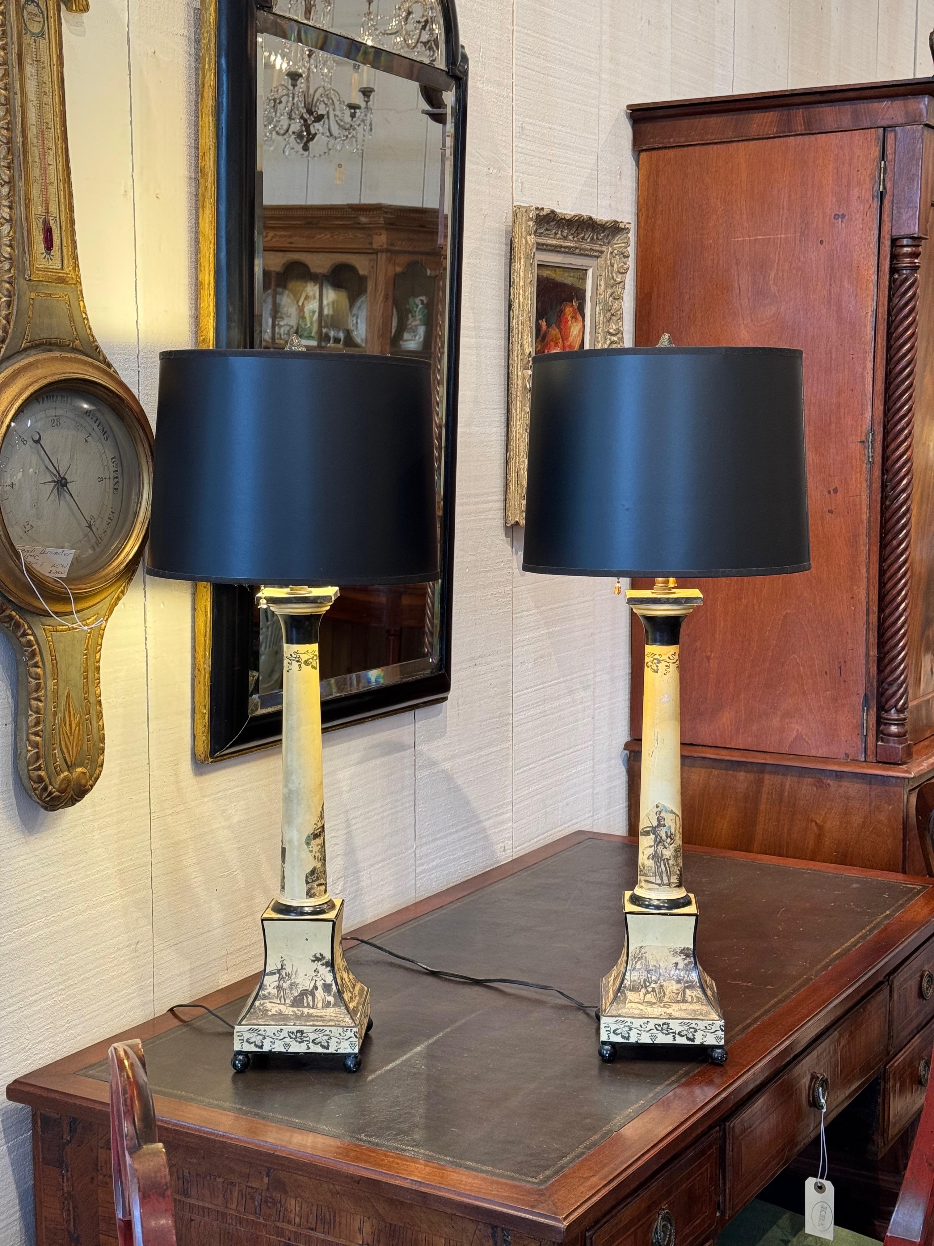 Paire de lampes à colonne en tôle du milieu du 20e siècle à décor de scènes classiques en vente 7