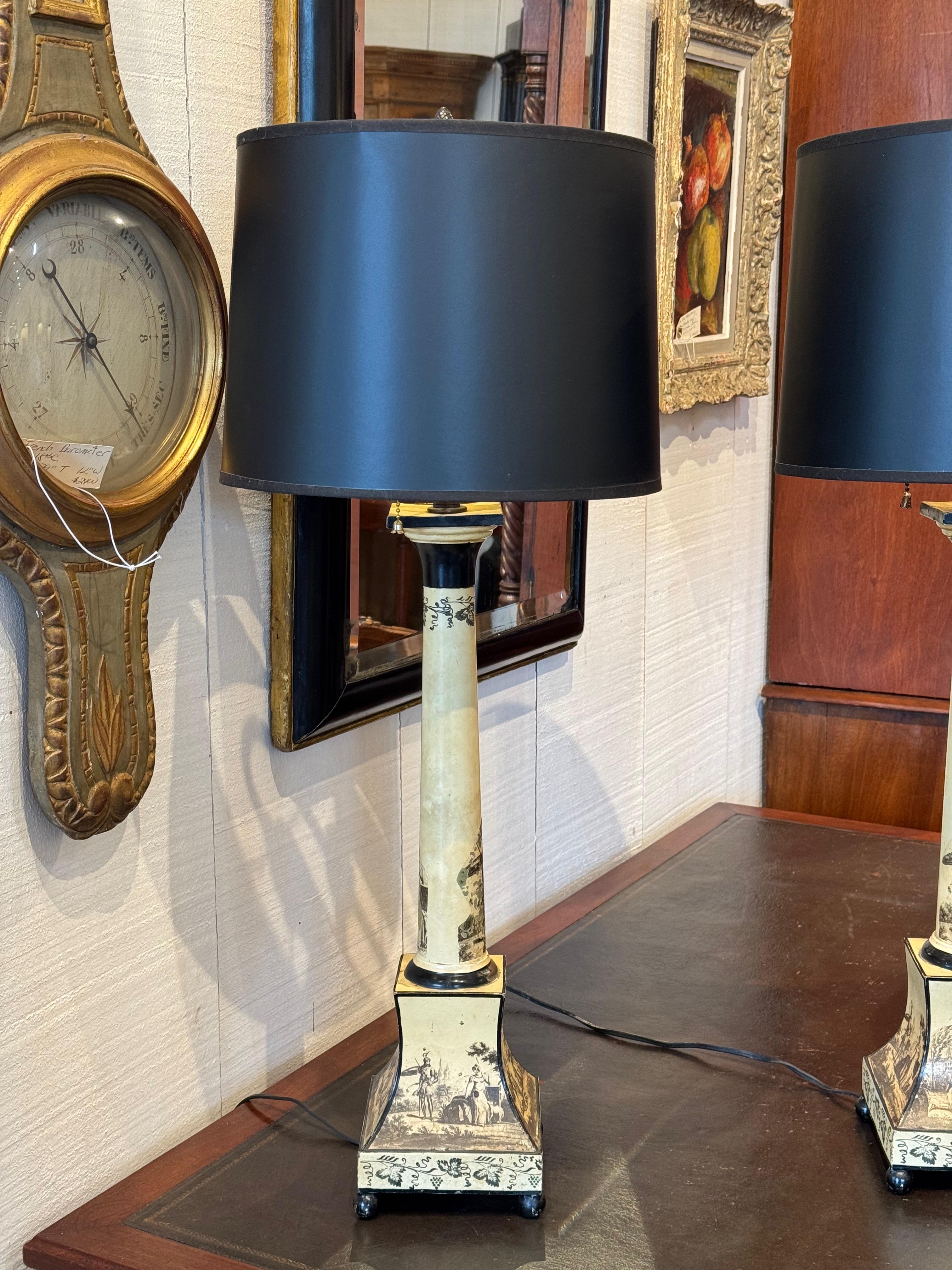 Paire de lampes à colonne en tôle du milieu du 20e siècle à décor de scènes classiques Bon état - En vente à Charlottesville, VA