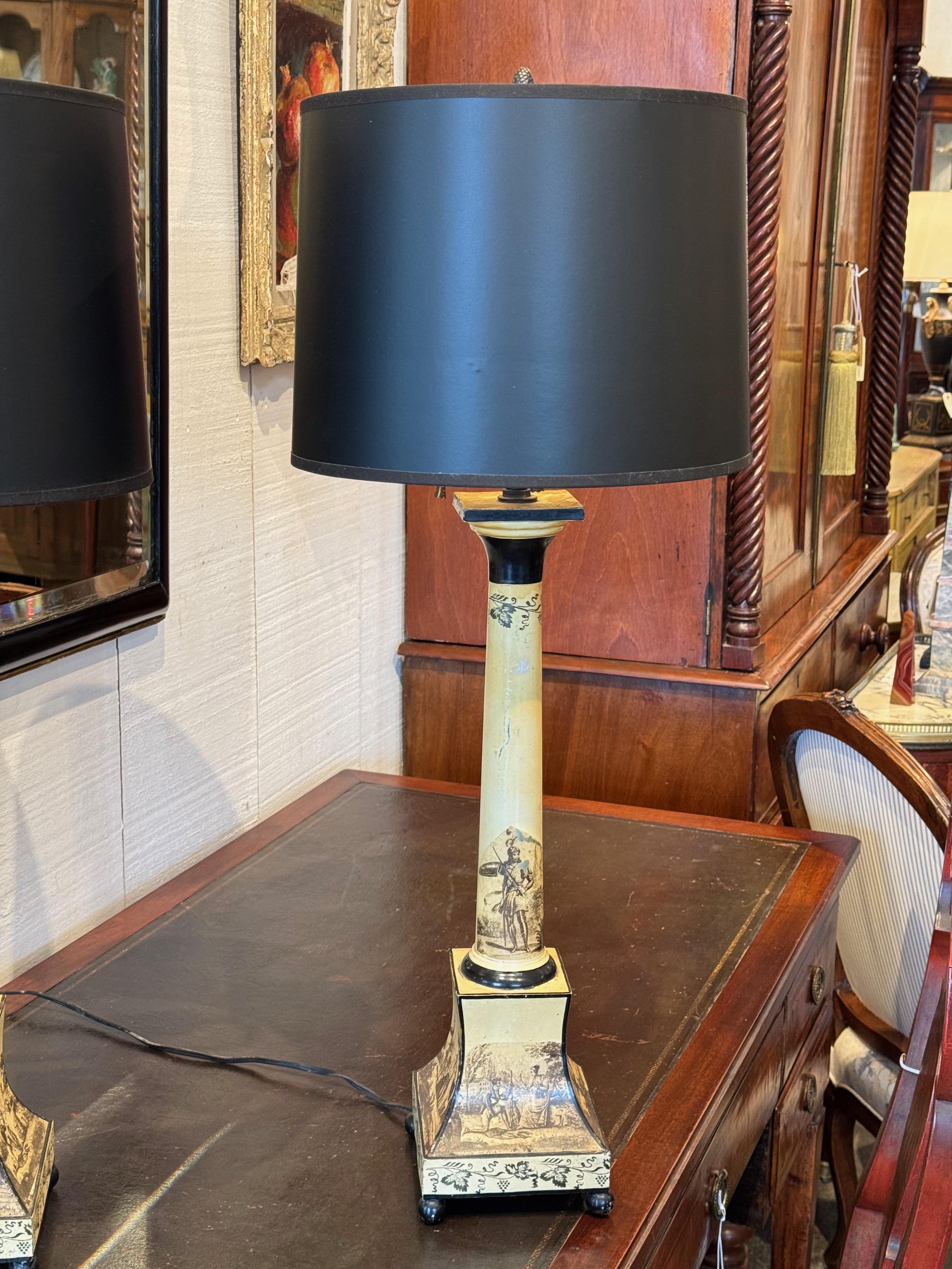 20ième siècle Paire de lampes à colonne en tôle du milieu du 20e siècle à décor de scènes classiques en vente