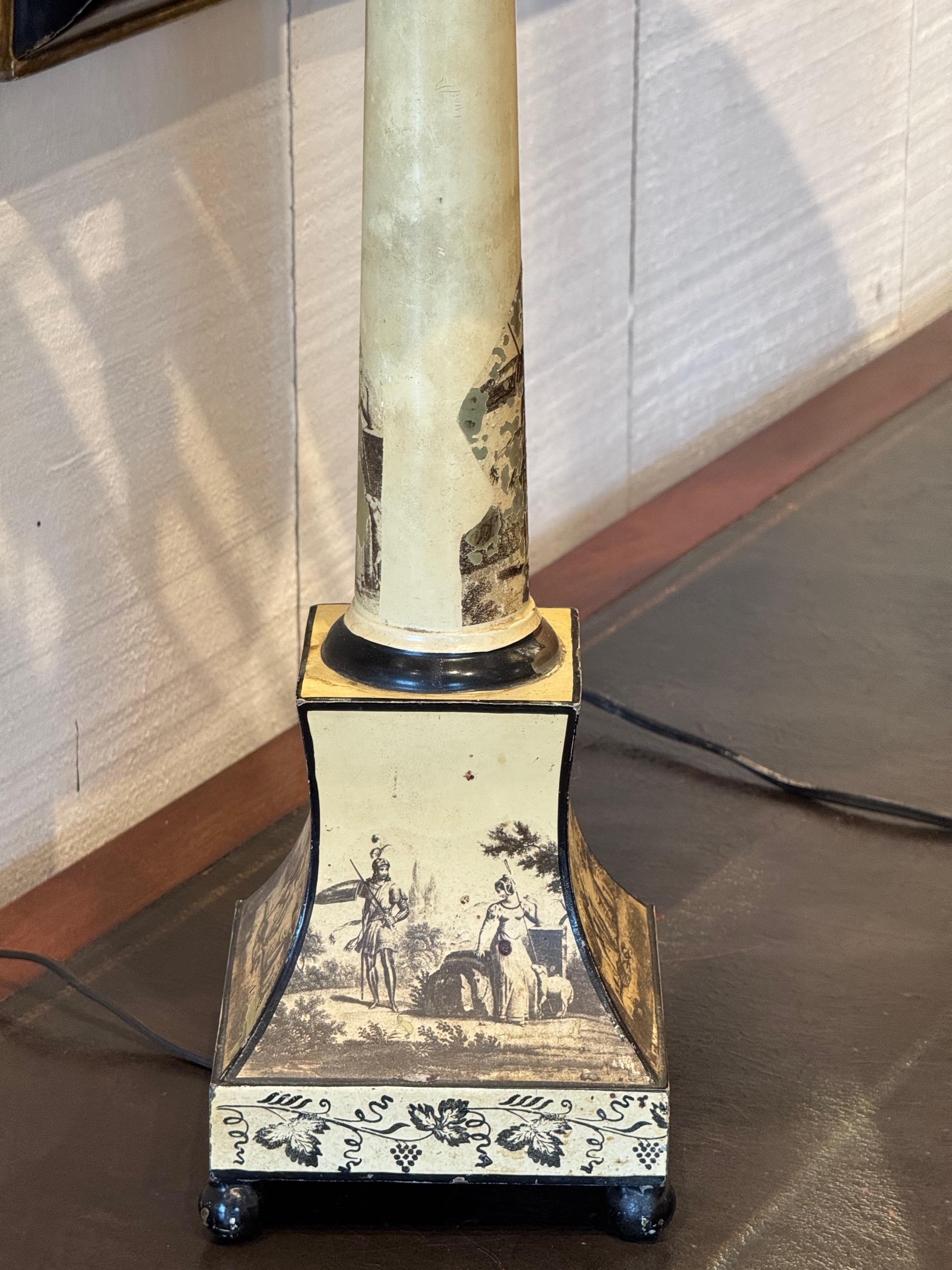 Métal Paire de lampes à colonne en tôle du milieu du 20e siècle à décor de scènes classiques en vente