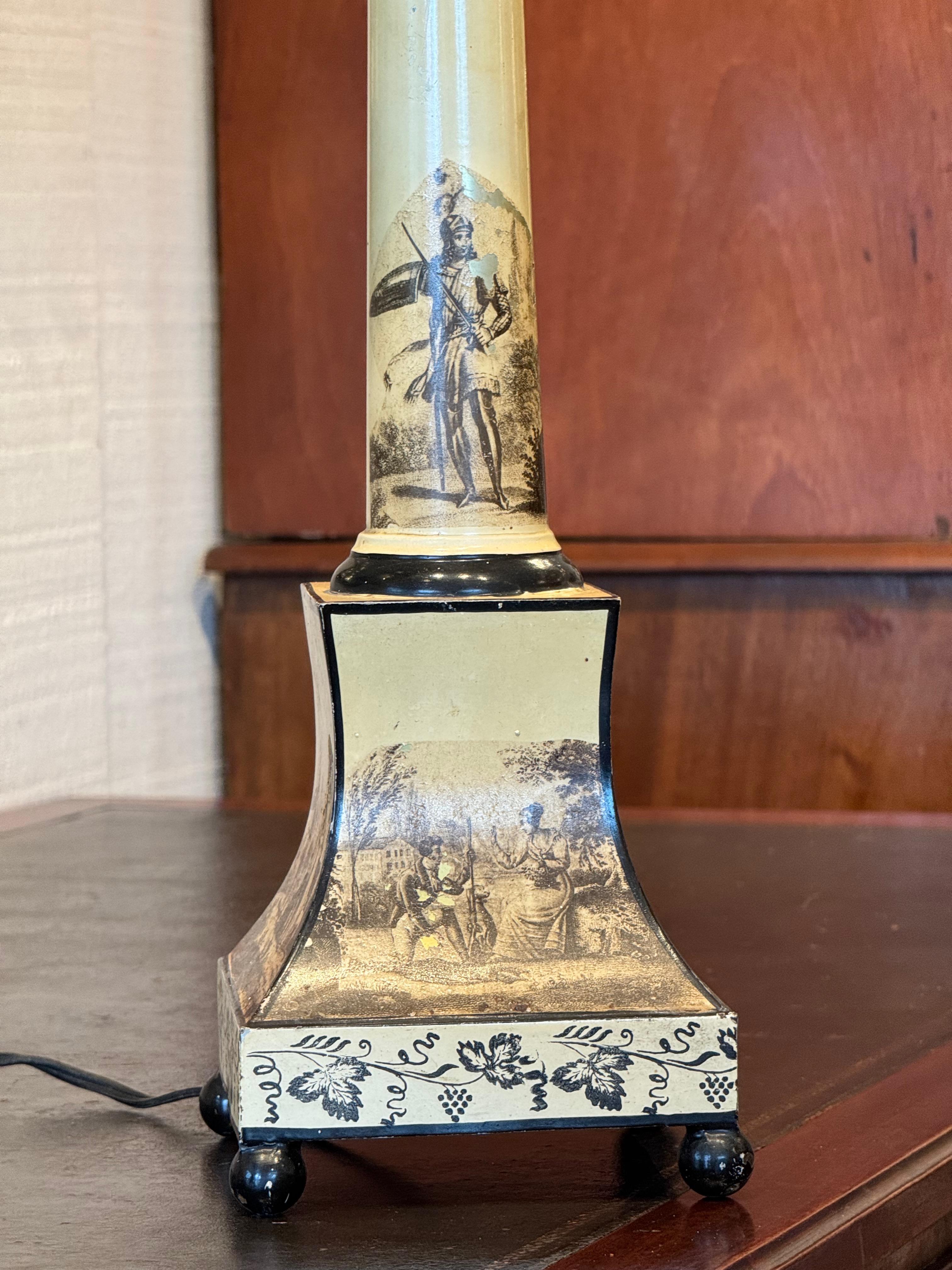 Paire de lampes à colonne en tôle du milieu du 20e siècle à décor de scènes classiques en vente 3