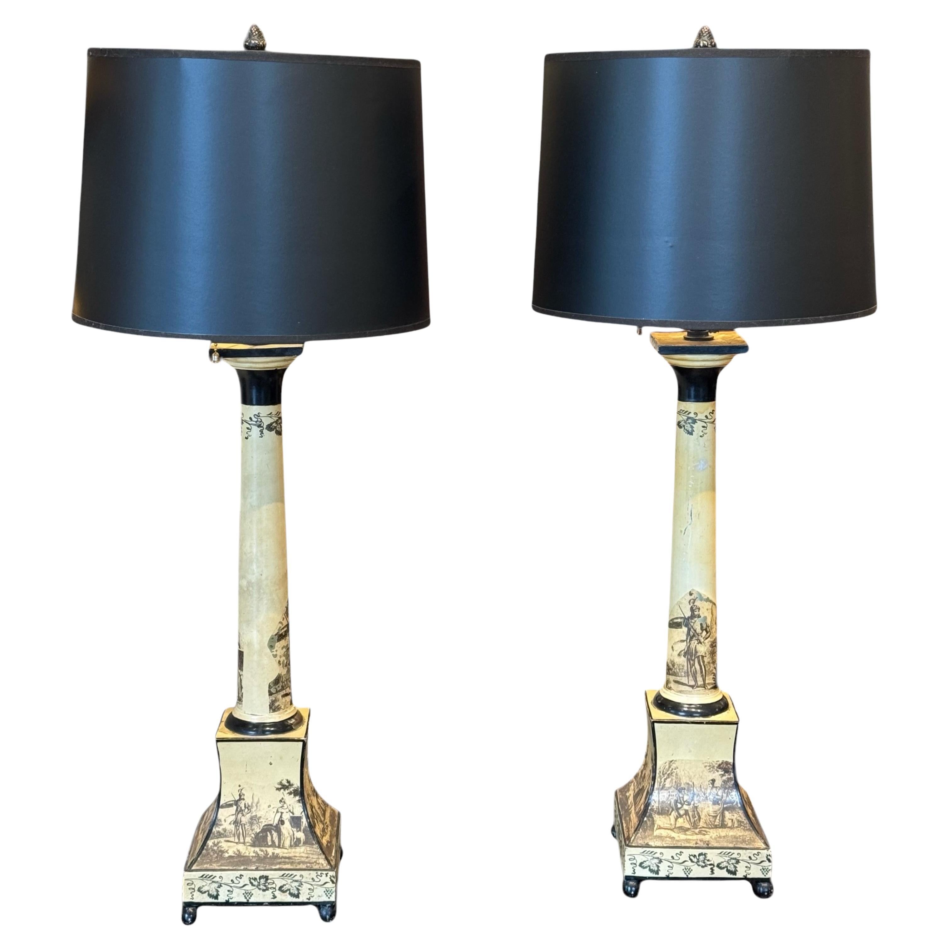 Paire de lampes à colonne en tôle du milieu du 20e siècle à décor de scènes classiques en vente