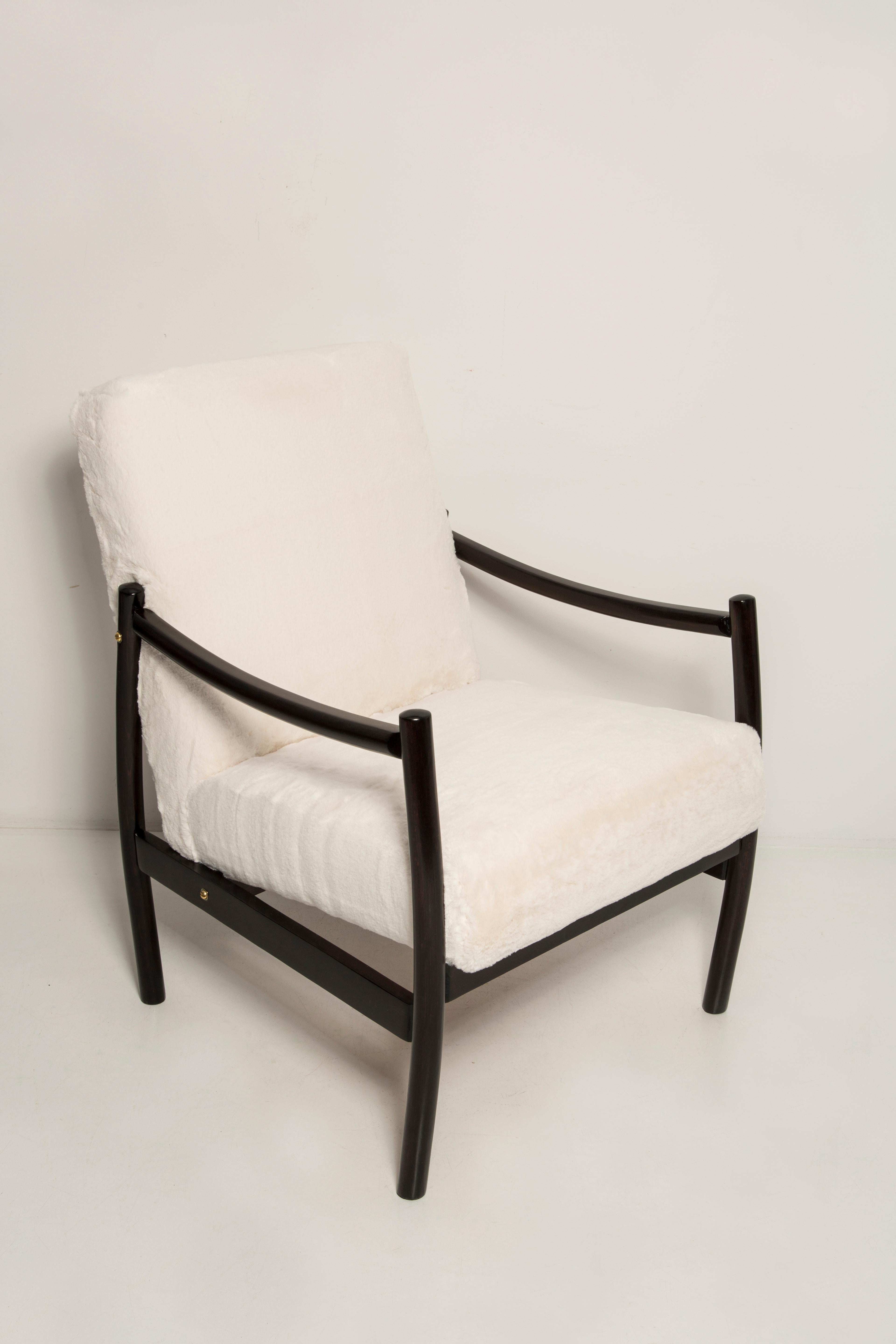Mid-Century Modern Paire de fauteuils vintage du milieu du 20e siècle, fausse fourrure de lapin blanche, Europe, années 1960 en vente