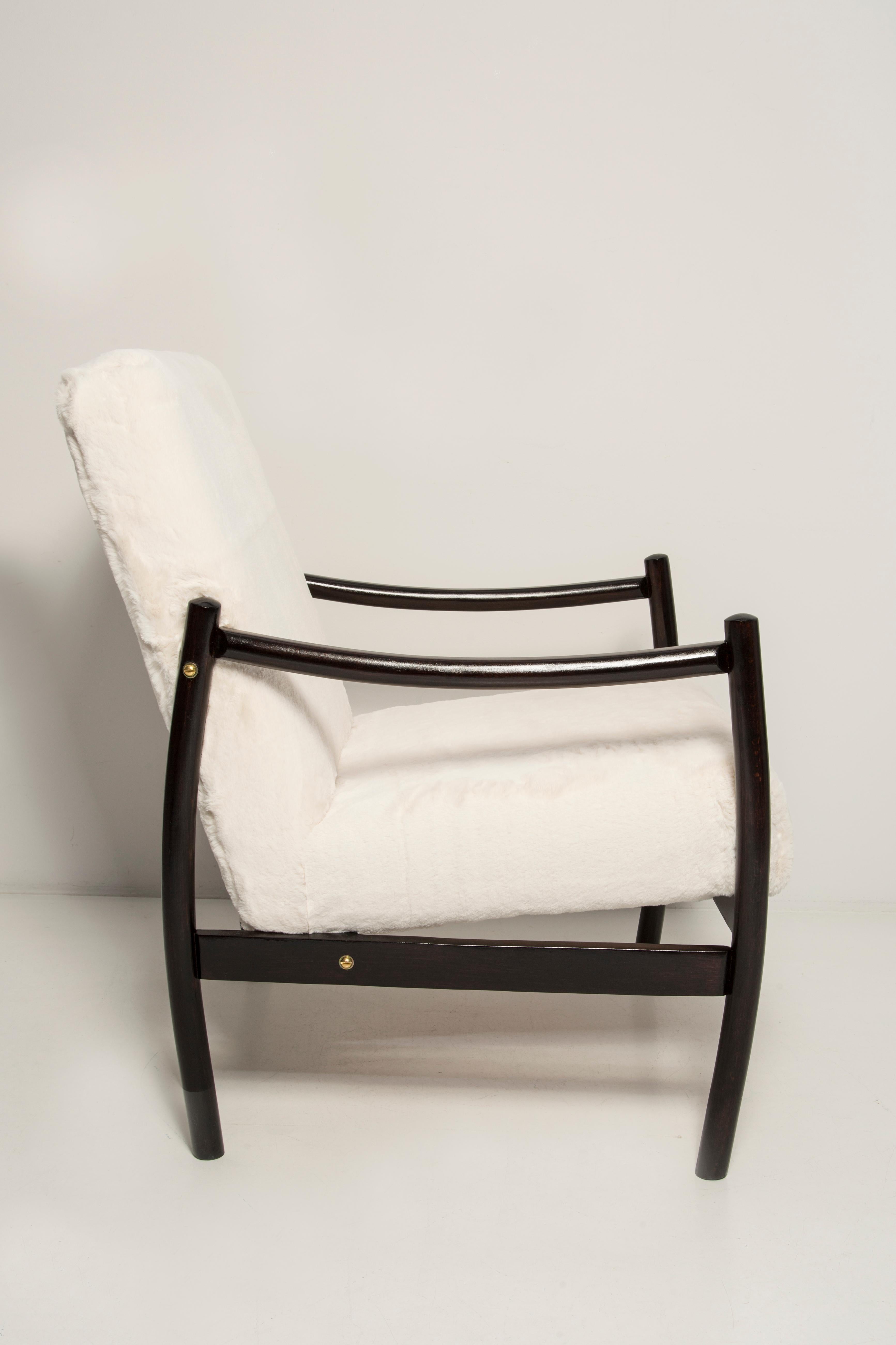 Polonais Paire de fauteuils vintage du milieu du 20e siècle, fausse fourrure de lapin blanche, Europe, années 1960 en vente