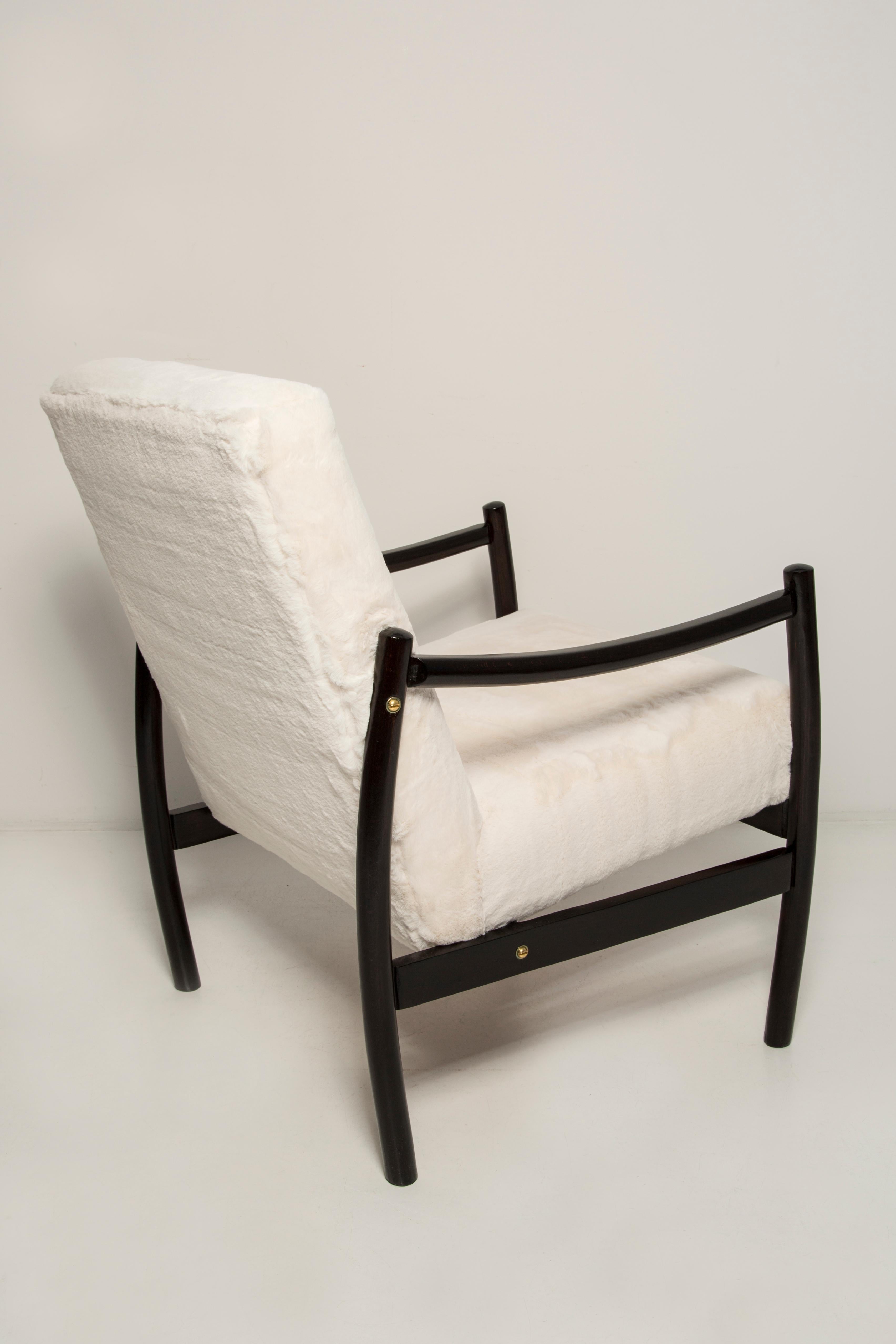 Fait main Paire de fauteuils vintage du milieu du 20e siècle, fausse fourrure de lapin blanche, Europe, années 1960 en vente