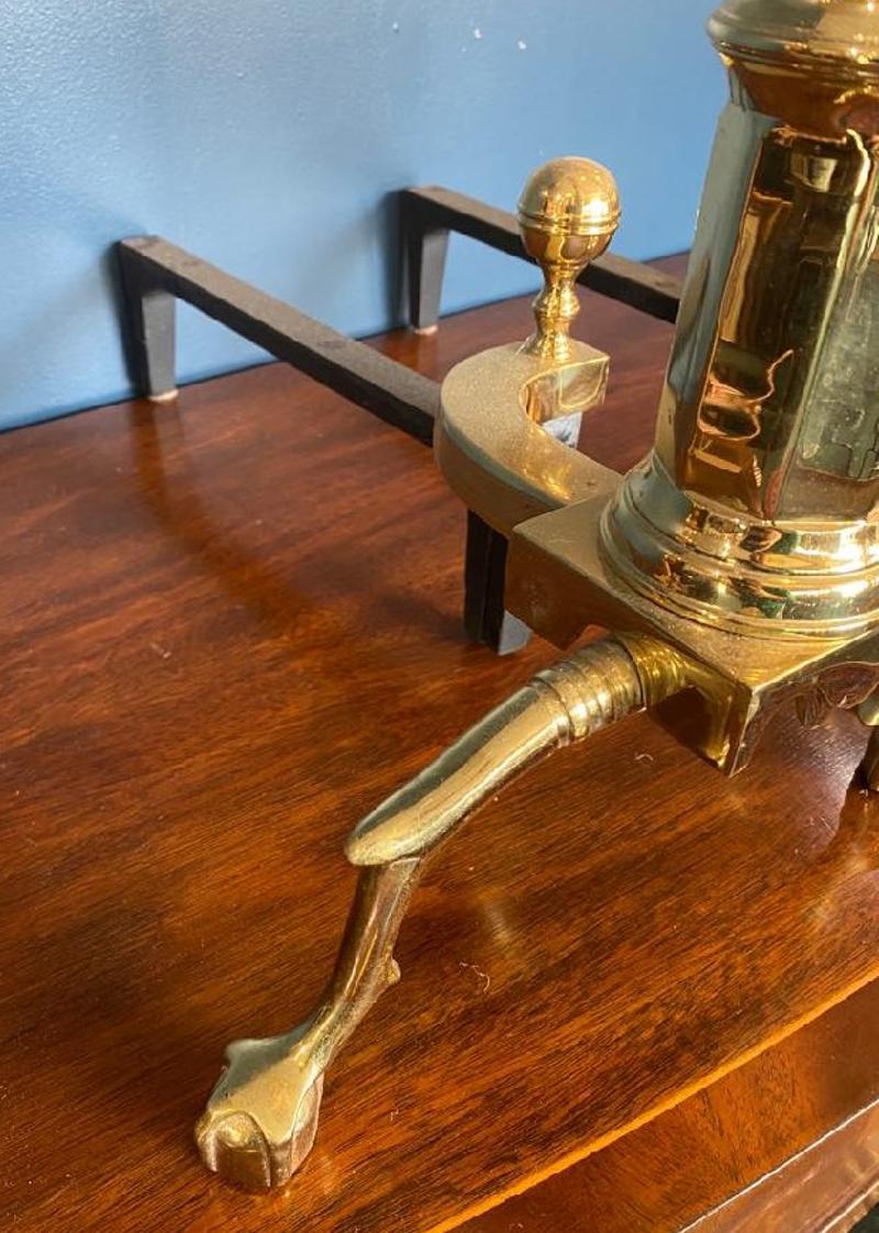 Ottone Coppia di Androni in ottone della Virginia Metalcrafters della metà del XX secolo con piedini a zampa in vendita