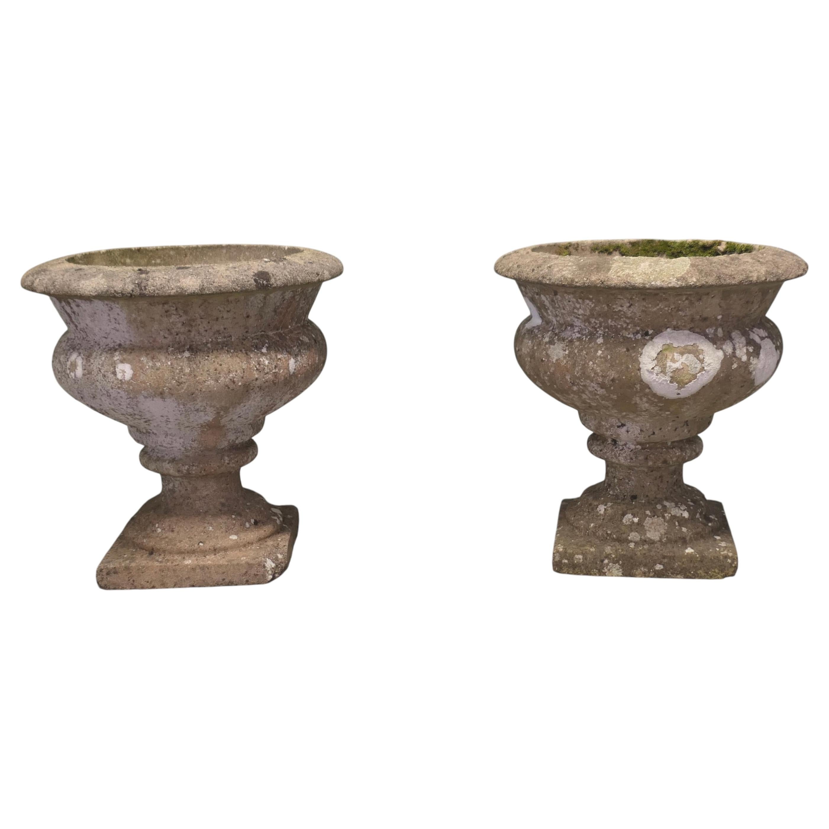 Ein Paar verwitterte Gartenkübel aus Gussstein aus der Mitte des 20. Jahrhunderts im Angebot