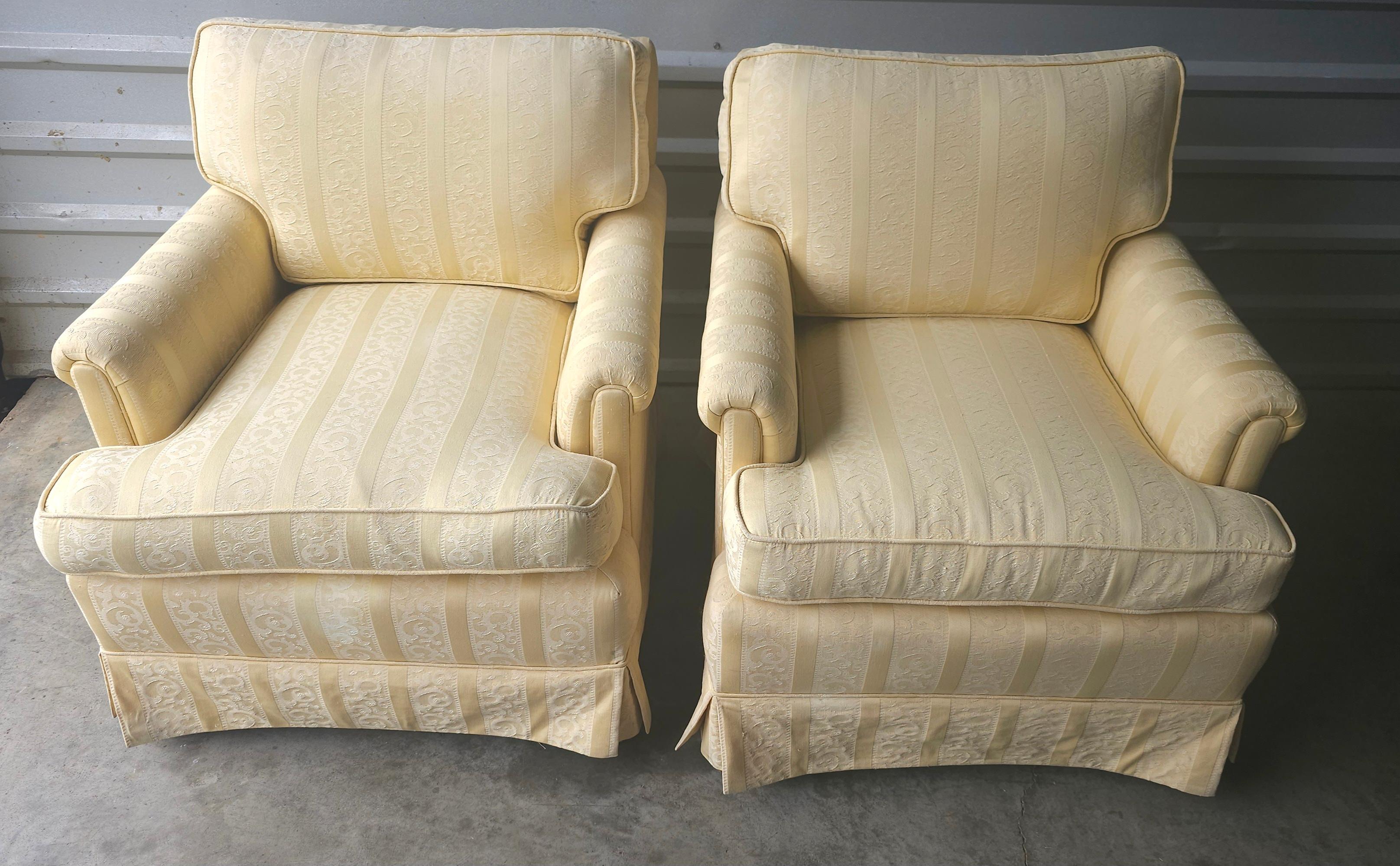 Paire de chaises longues rembourrées jaunes du milieu du 20e siècle en vente 7