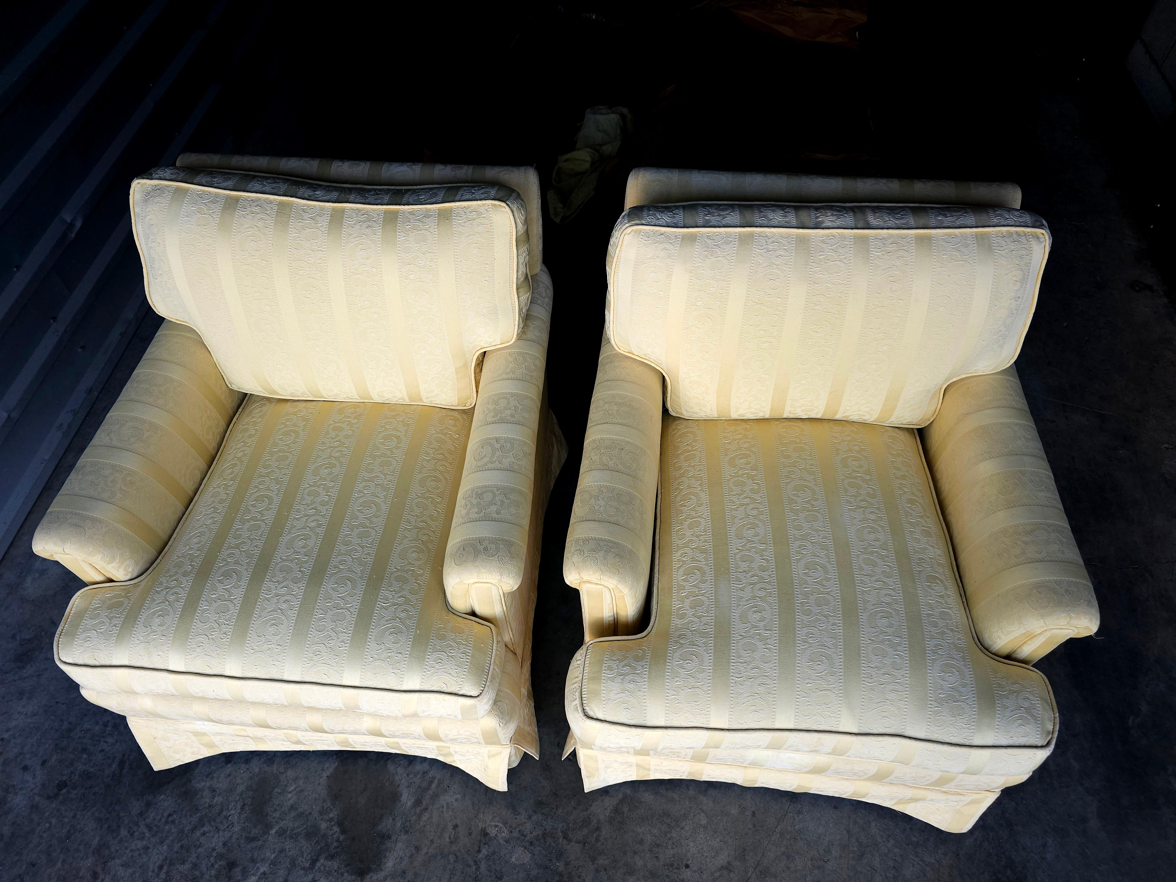 Mid-Century Modern Paire de chaises longues rembourrées jaunes du milieu du 20e siècle en vente