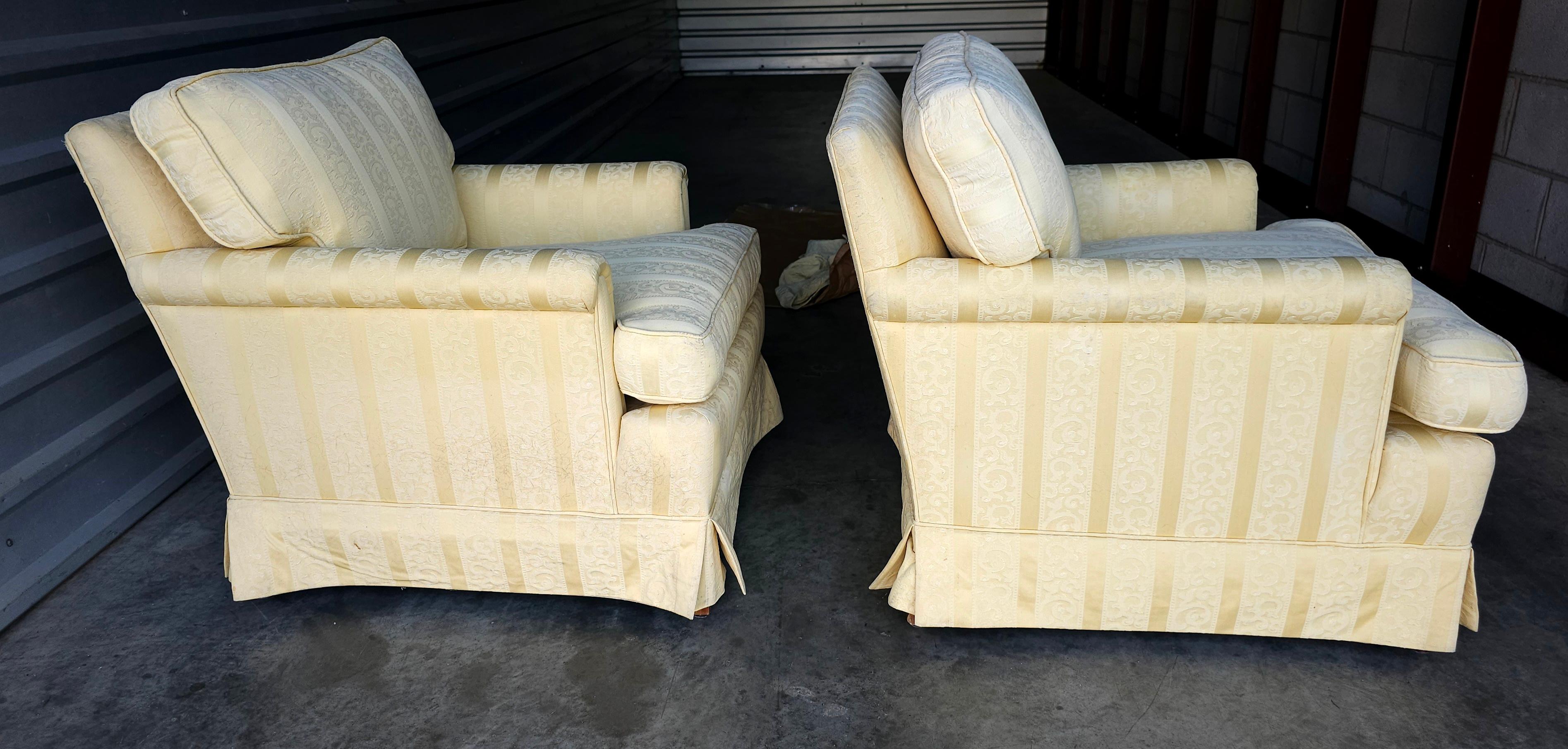 Paire de chaises longues rembourrées jaunes du milieu du 20e siècle Bon état - En vente à Germantown, MD