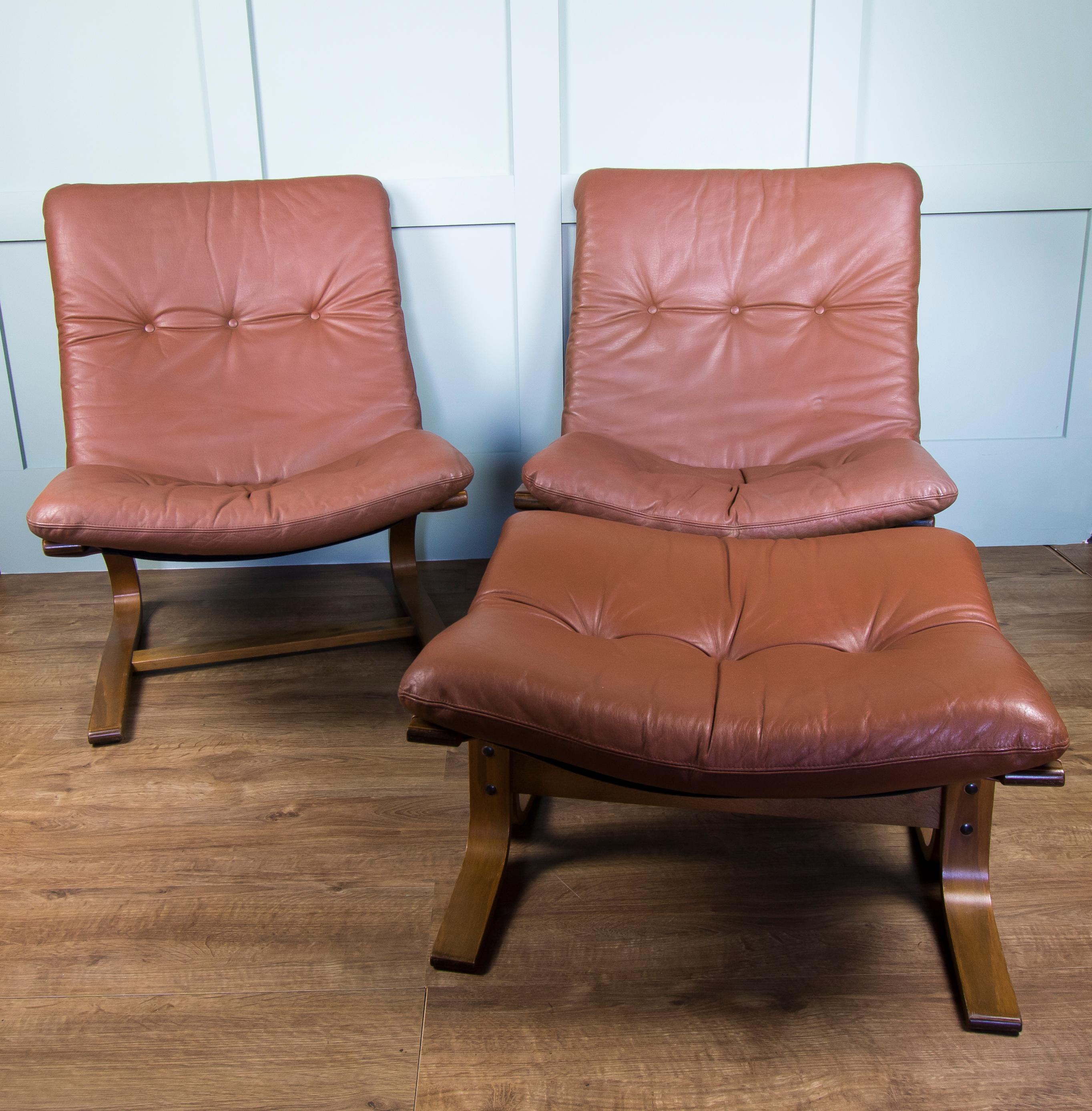 A pair of mid brown armchairs with pale bentwood frames with matching footstool from the late 1960s, early 1970s designed by Elsa & Nordahl Solheim for Rybo Rykken, Norway. The cantilever base is made from natural colour bentwood with a stable black