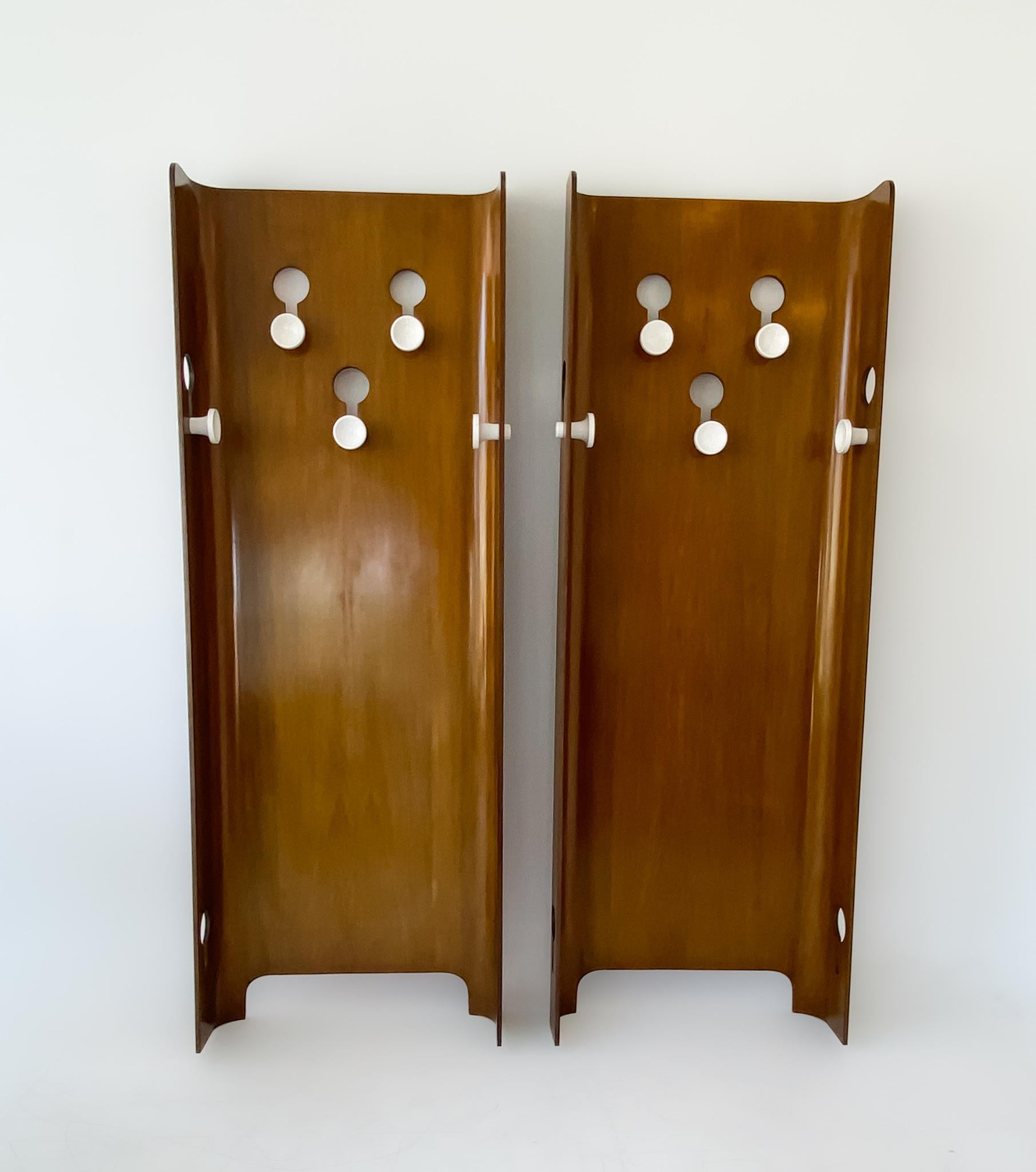 Pair of Mid-Centery Modern coat hangers by Carlo de Carli for Fiarm, Italy 1960s.

This pair of modular coat hangers was designed by Italian designer Carlo De Carli and produced by FIARM Scorzè in Italy in the 1960s. Made of curved plywood with