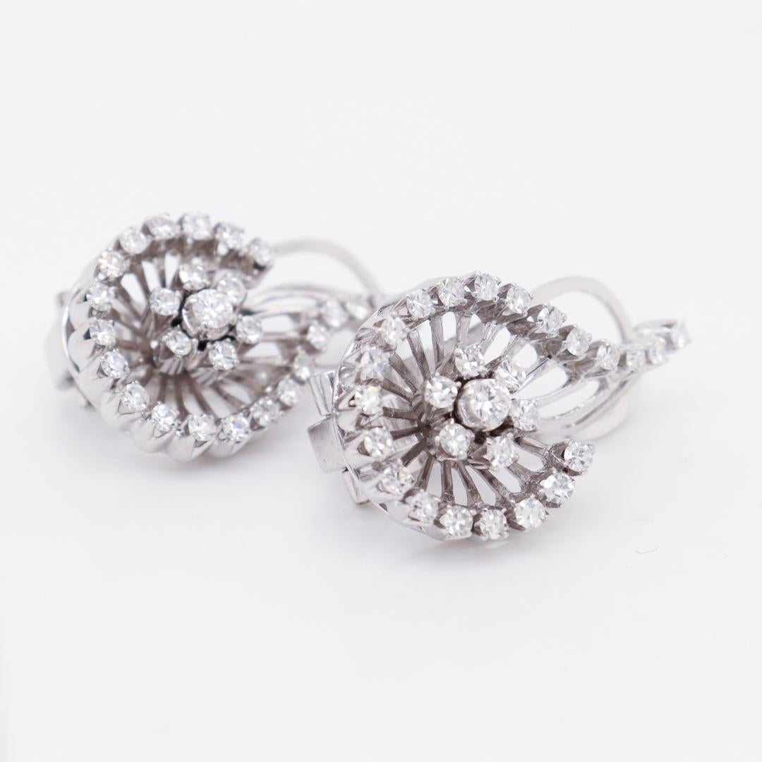 Coppia di orecchini a clip a spirale in oro bianco 18k e diamanti di metà secolo in vendita 7