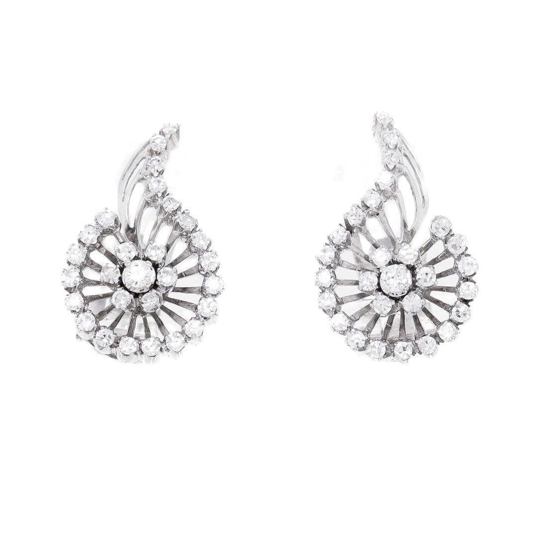 Moderno Coppia di orecchini a clip a spirale in oro bianco 18k e diamanti di metà secolo in vendita