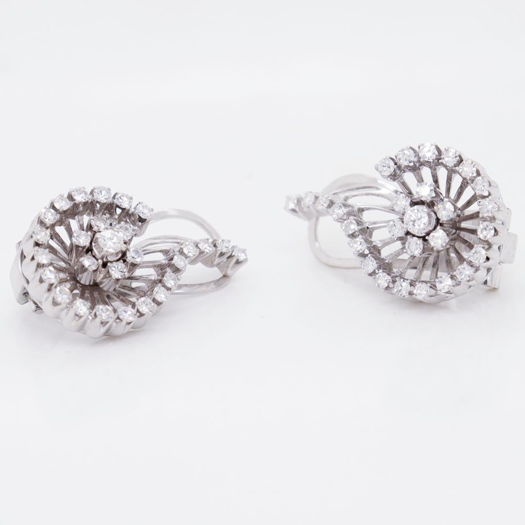 Taglio rotondo Coppia di orecchini a clip a spirale in oro bianco 18k e diamanti di metà secolo in vendita