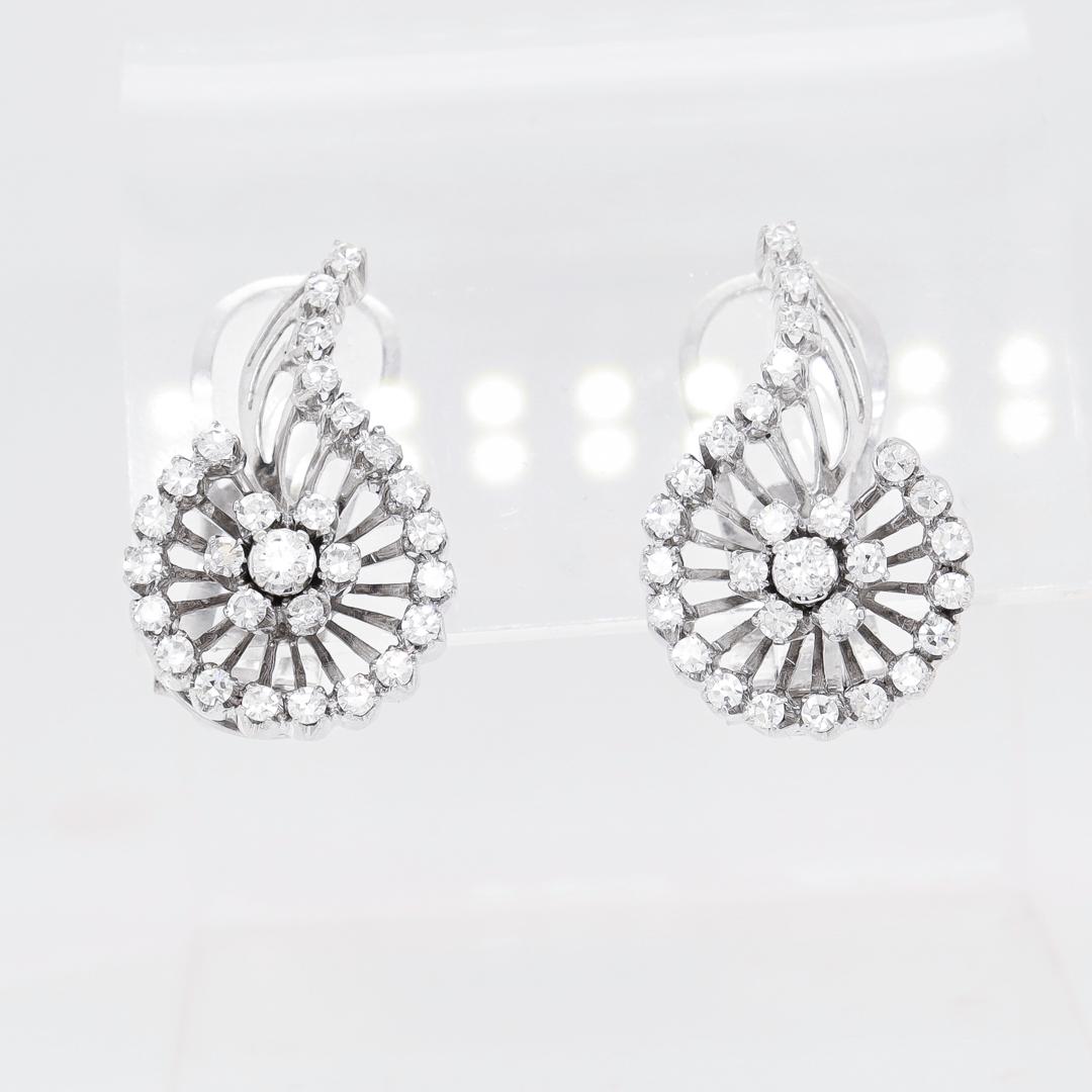 Coppia di orecchini a clip a spirale in oro bianco 18k e diamanti di metà secolo In condizioni buone in vendita a Philadelphia, PA