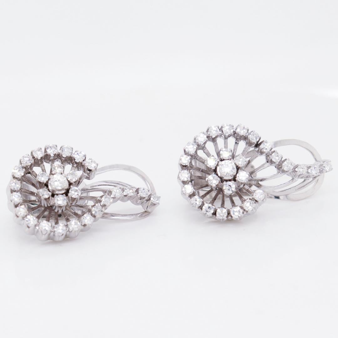 Coppia di orecchini a clip a spirale in oro bianco 18k e diamanti di metà secolo in vendita 3