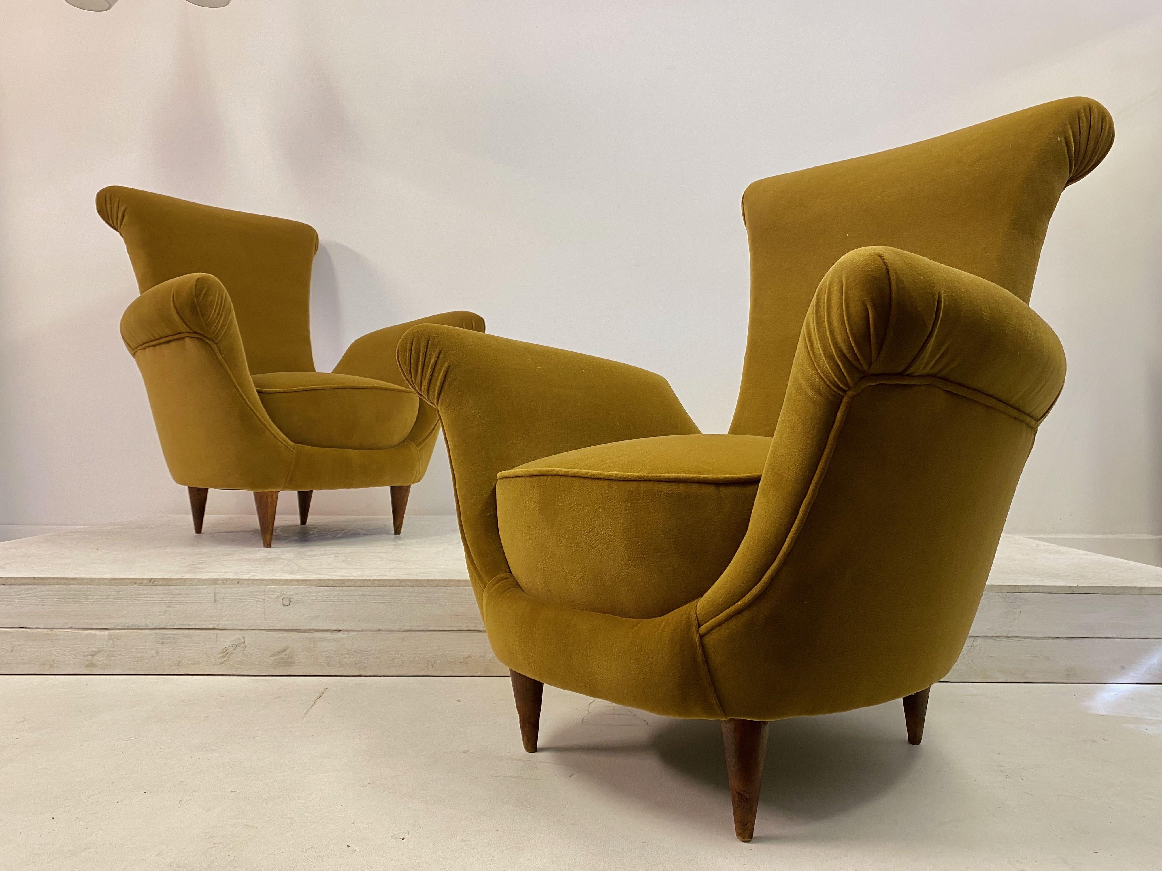 Unusual shaped armchairs

Reupholstered in mustard velvet

Turned conical legs

1950s Italian.