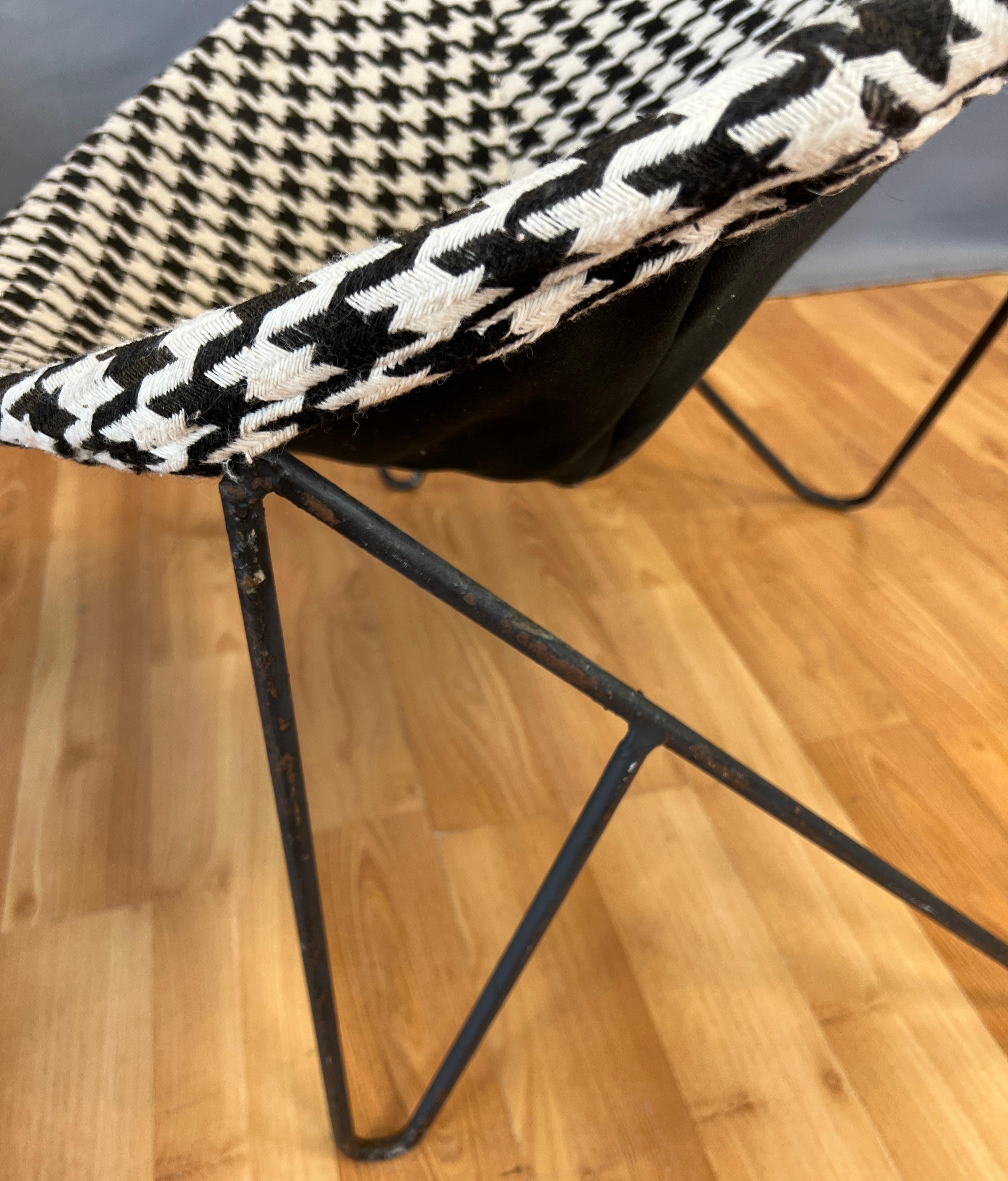 Paire de chaises à arceau en fer forgé des années 1950 tapisserie noire/blanche  en vente 3