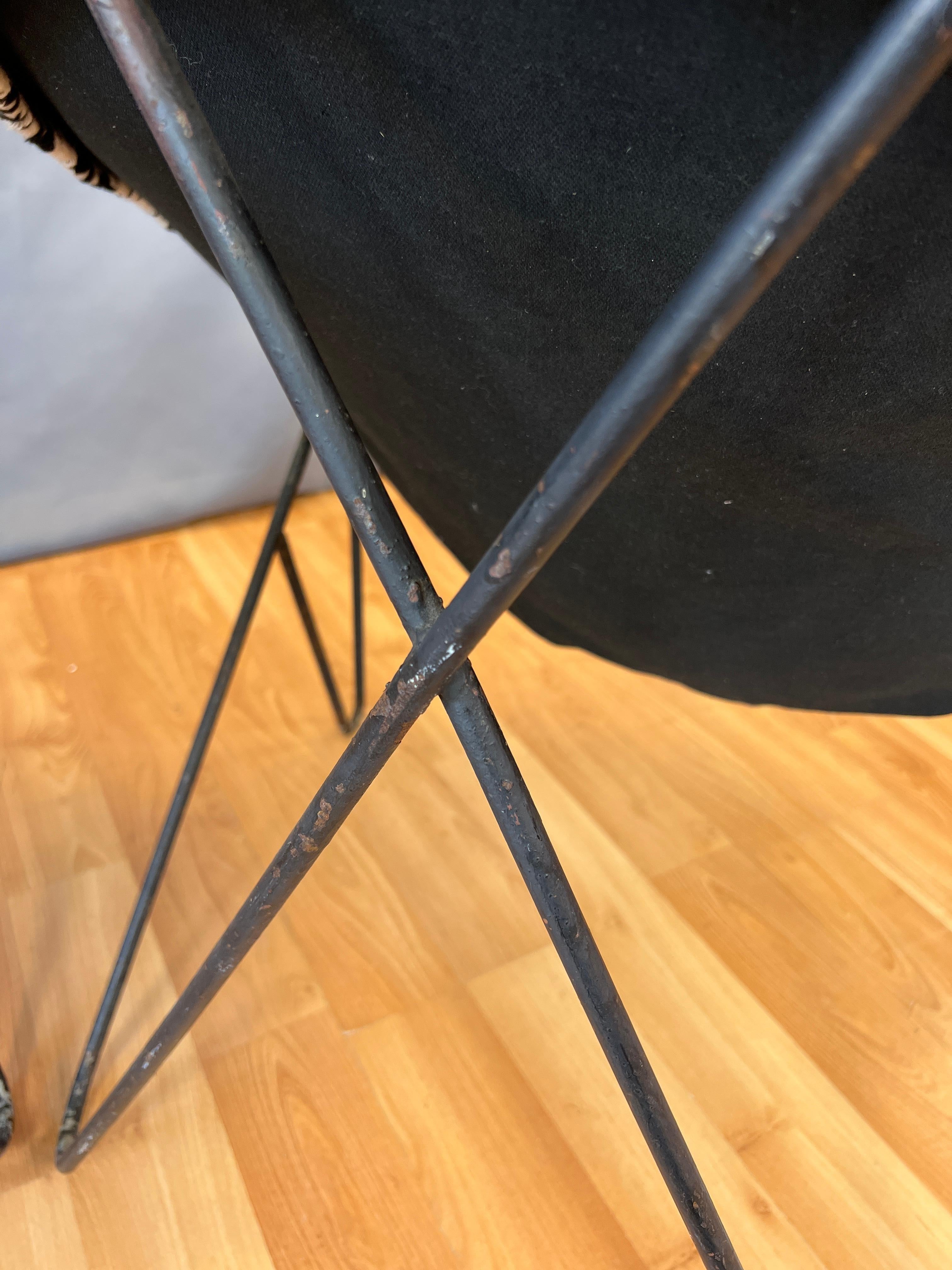 Paire de chaises à arceau en fer forgé des années 1950 tapisserie noire/blanche  en vente 5