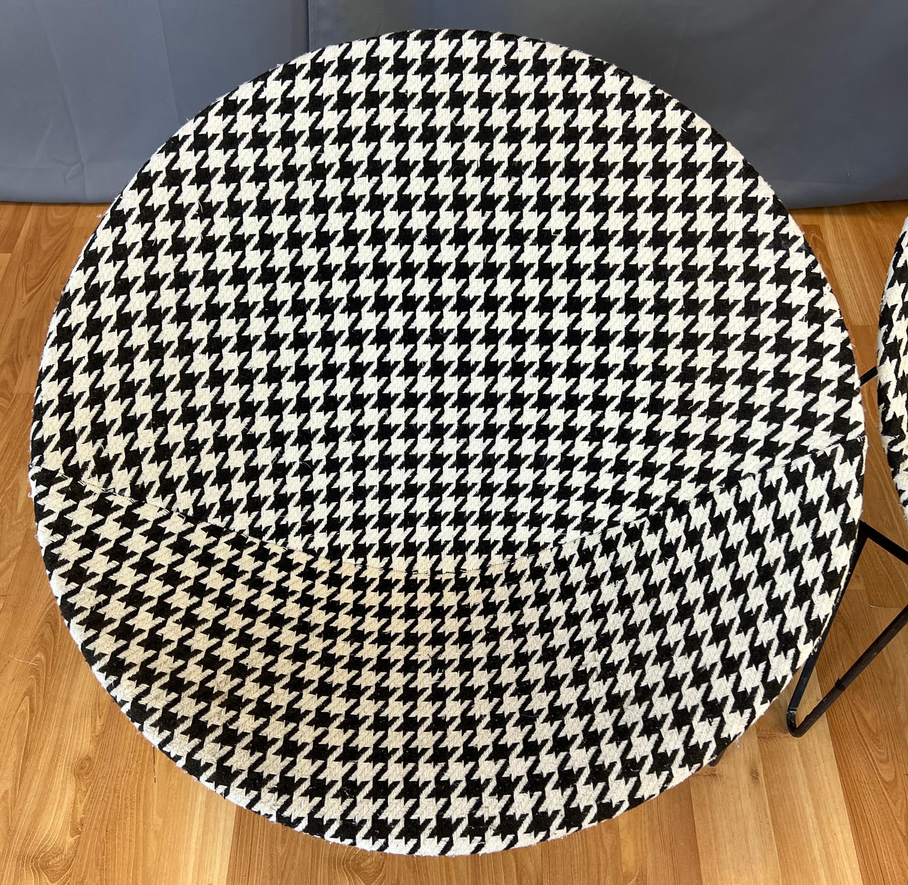 Paire de chaises à arceau en fer forgé des années 1950 tapisserie noire/blanche  en vente 6