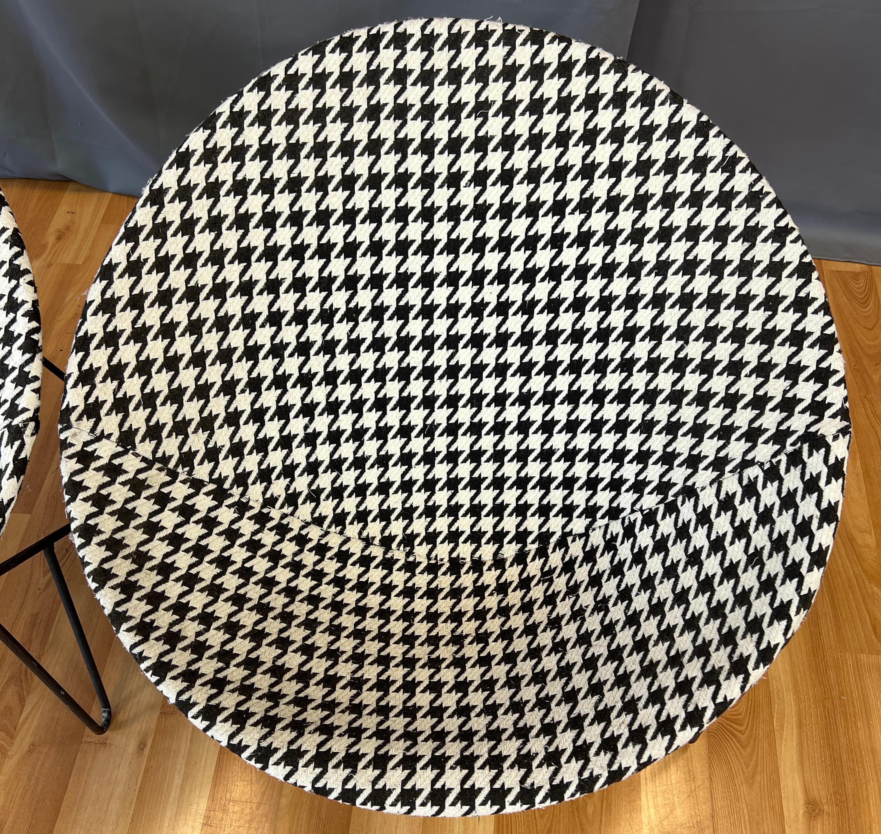 Paire de chaises à arceau en fer forgé des années 1950 tapisserie noire/blanche  en vente 7