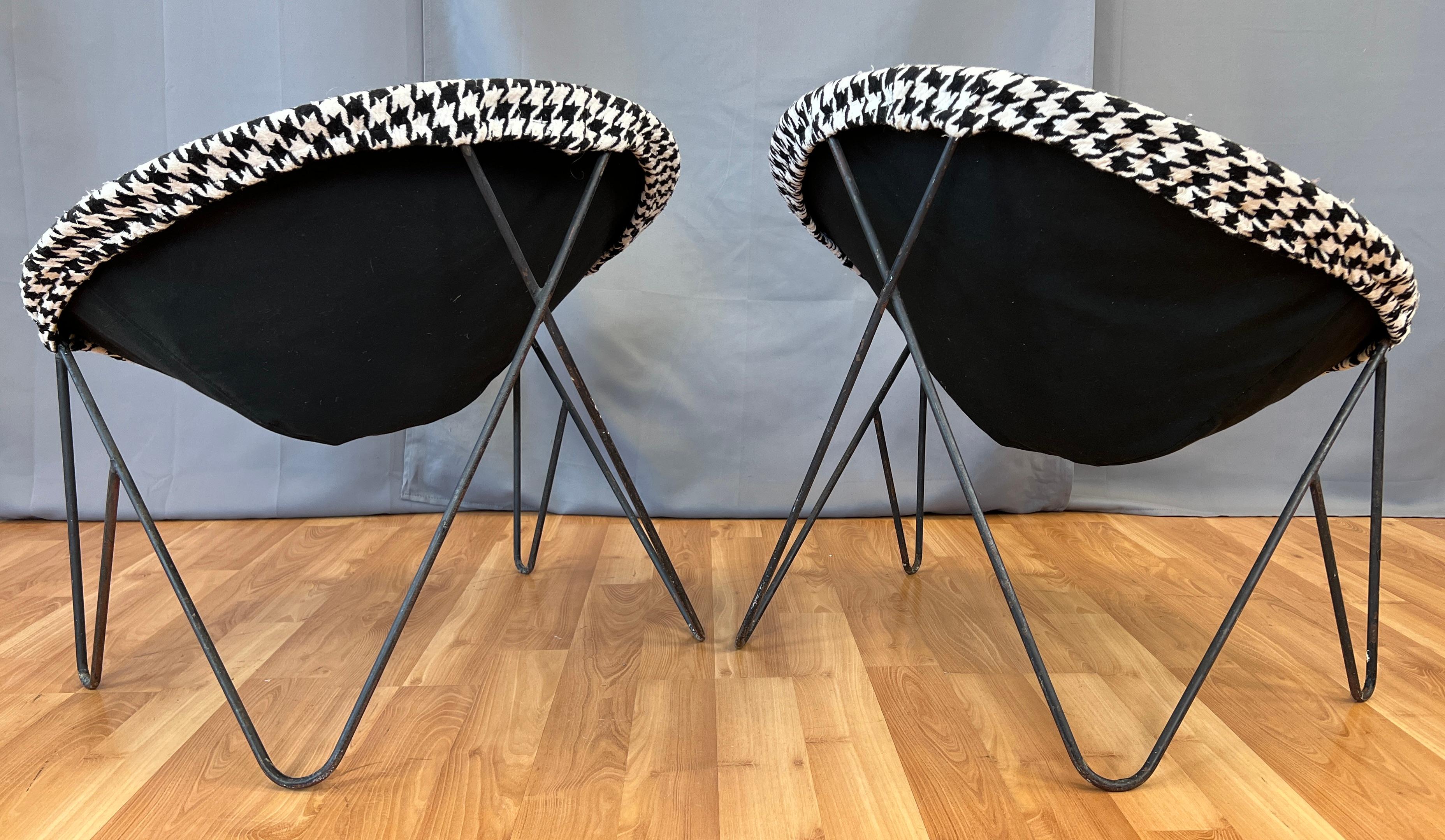Paire de chaises à arceau en fer forgé des années 1950 tapisserie noire/blanche  Bon état - En vente à San Francisco, CA