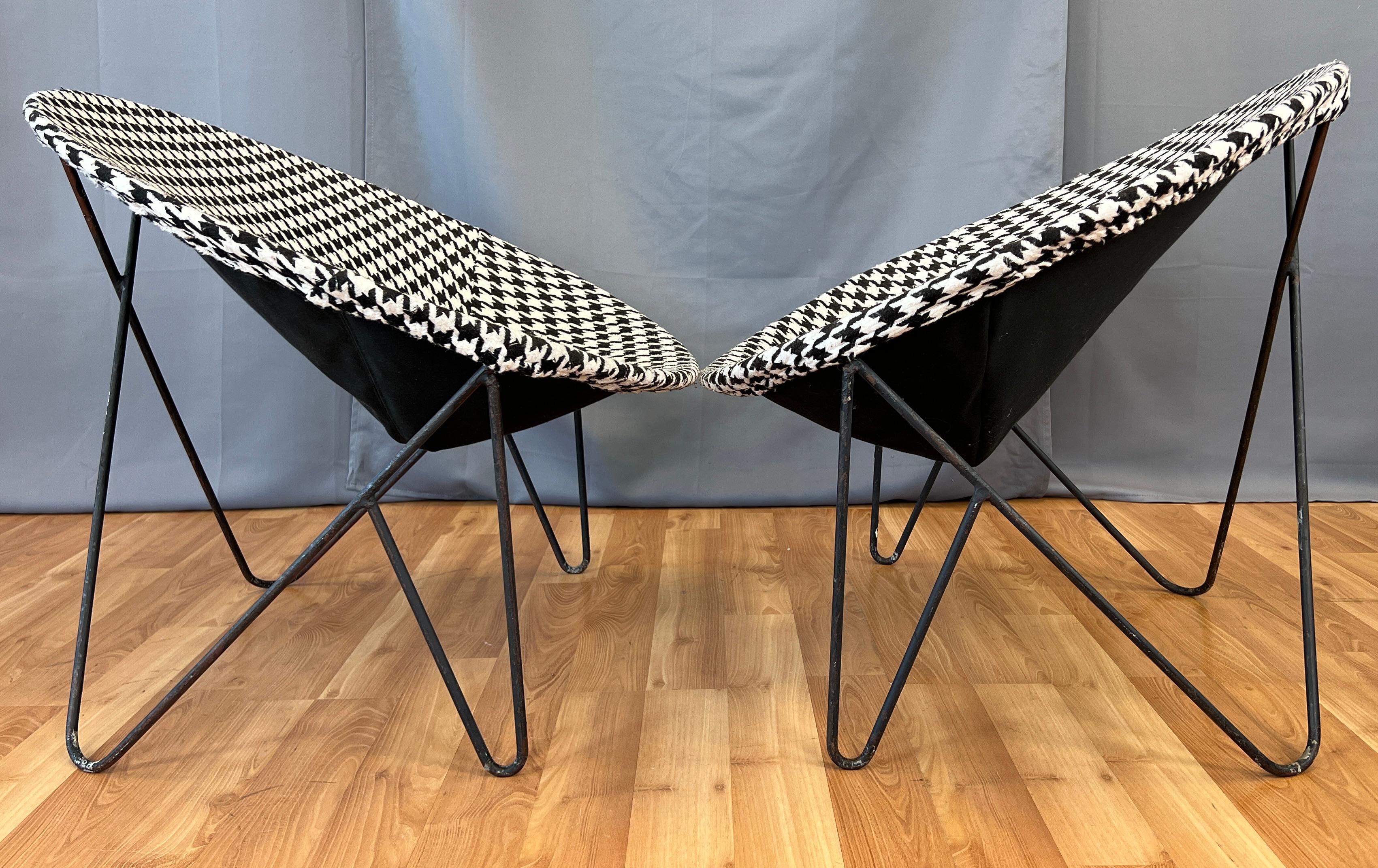 Pair of Mid-century 1950s Wrought Iron Hoop Chairs Black/White Upholstery  For Sale 1