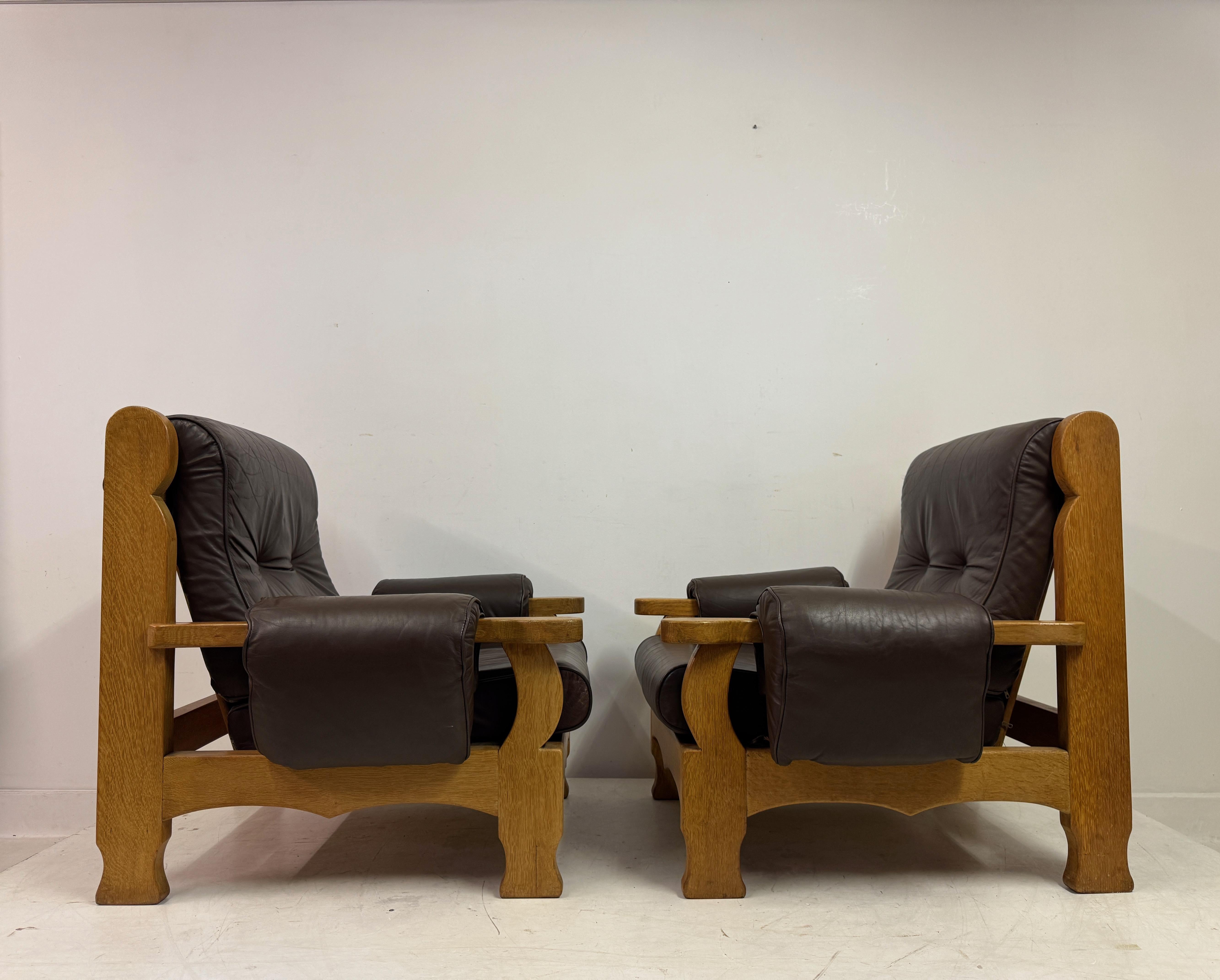Paire de fauteuils en Oak Brutalist du milieu des années 1960 en vente 8