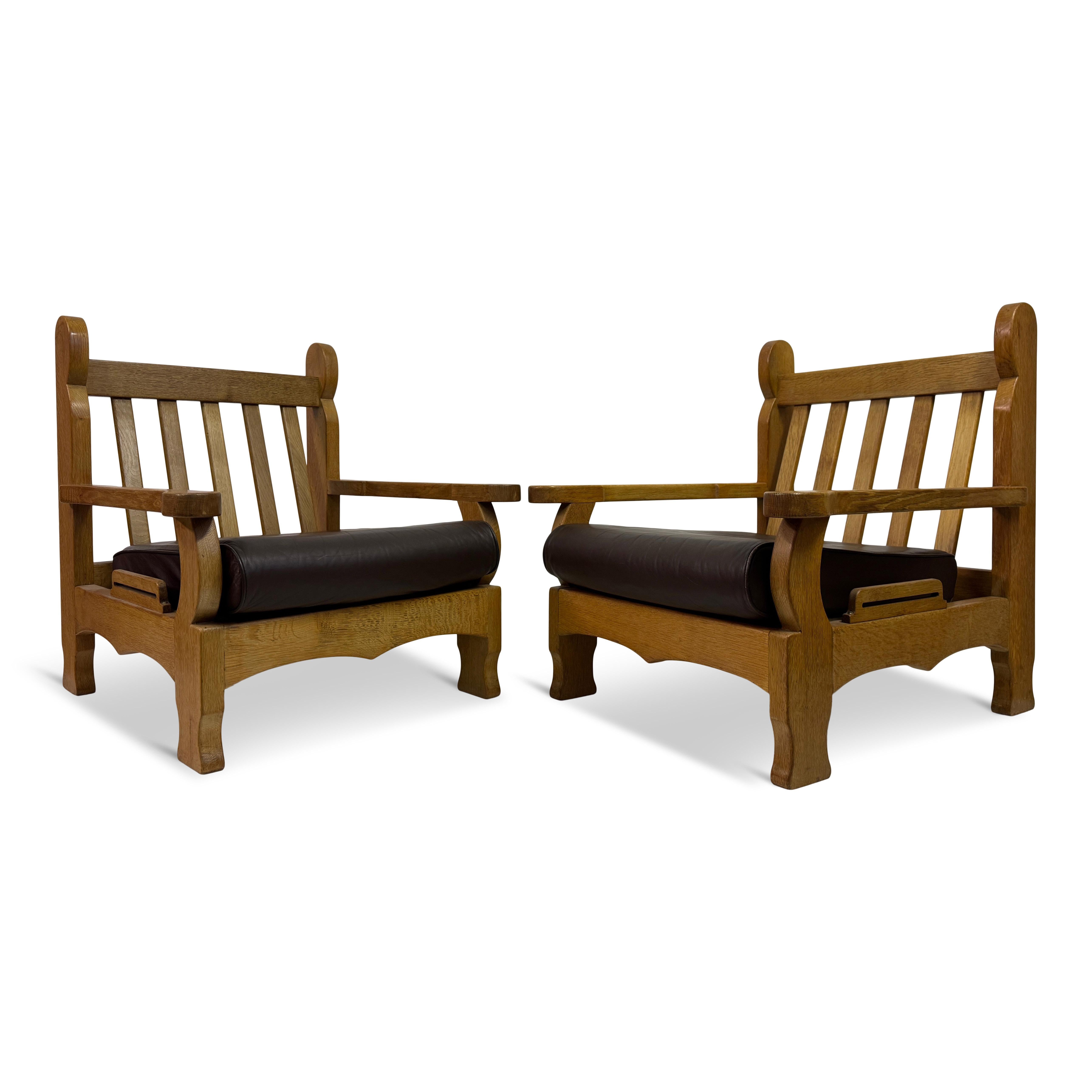 Paire de fauteuils en chêne brutaliste

Une paire de fauteuils belges du milieu du siècle dans le style Brutalist, fabriqués en chêne massif avec des lignes audacieuses et architecturales. Ces chaises dégagent une impression de force et d'artisanat,