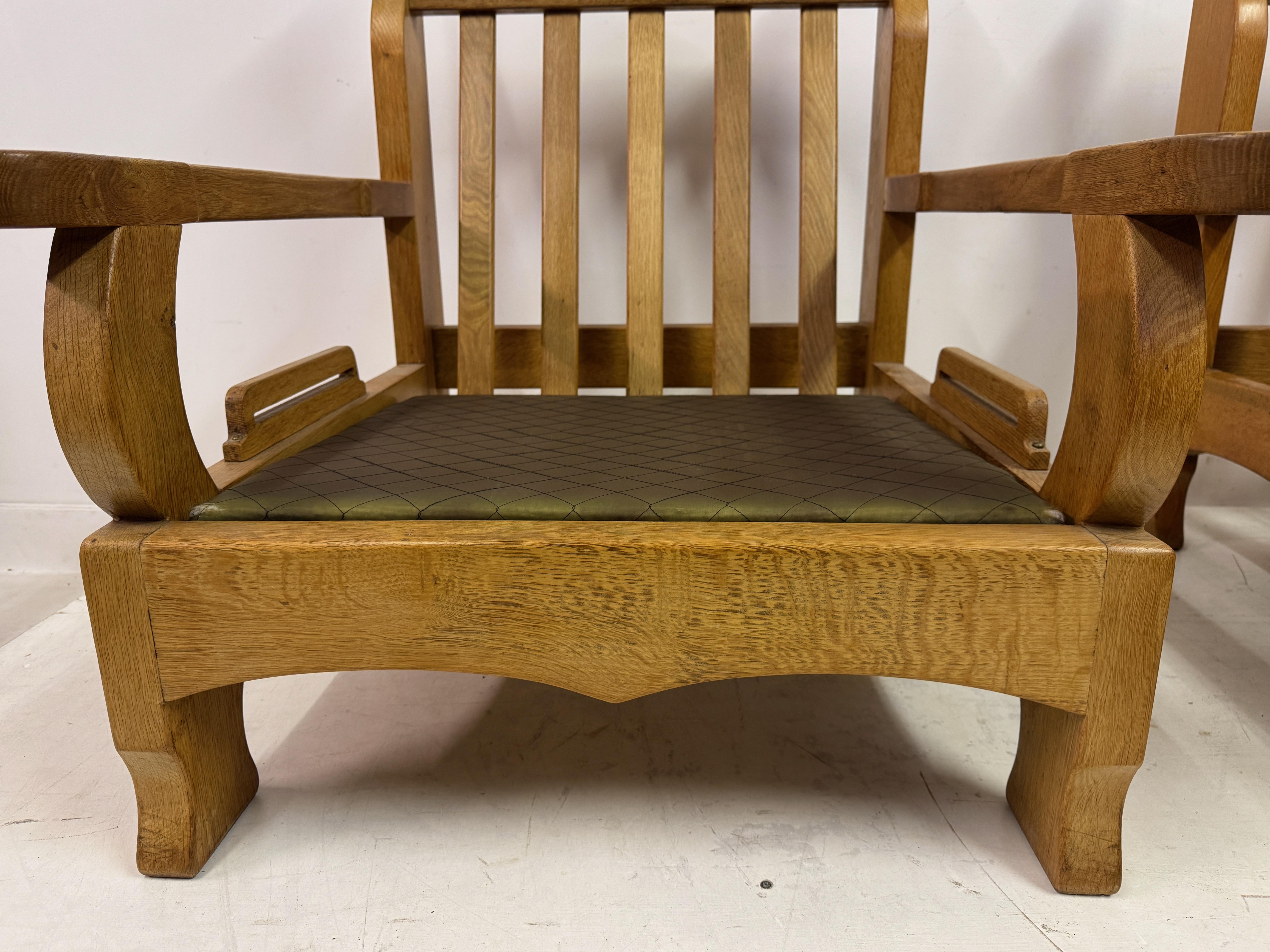 20ième siècle Paire de fauteuils en Oak Brutalist du milieu des années 1960 en vente