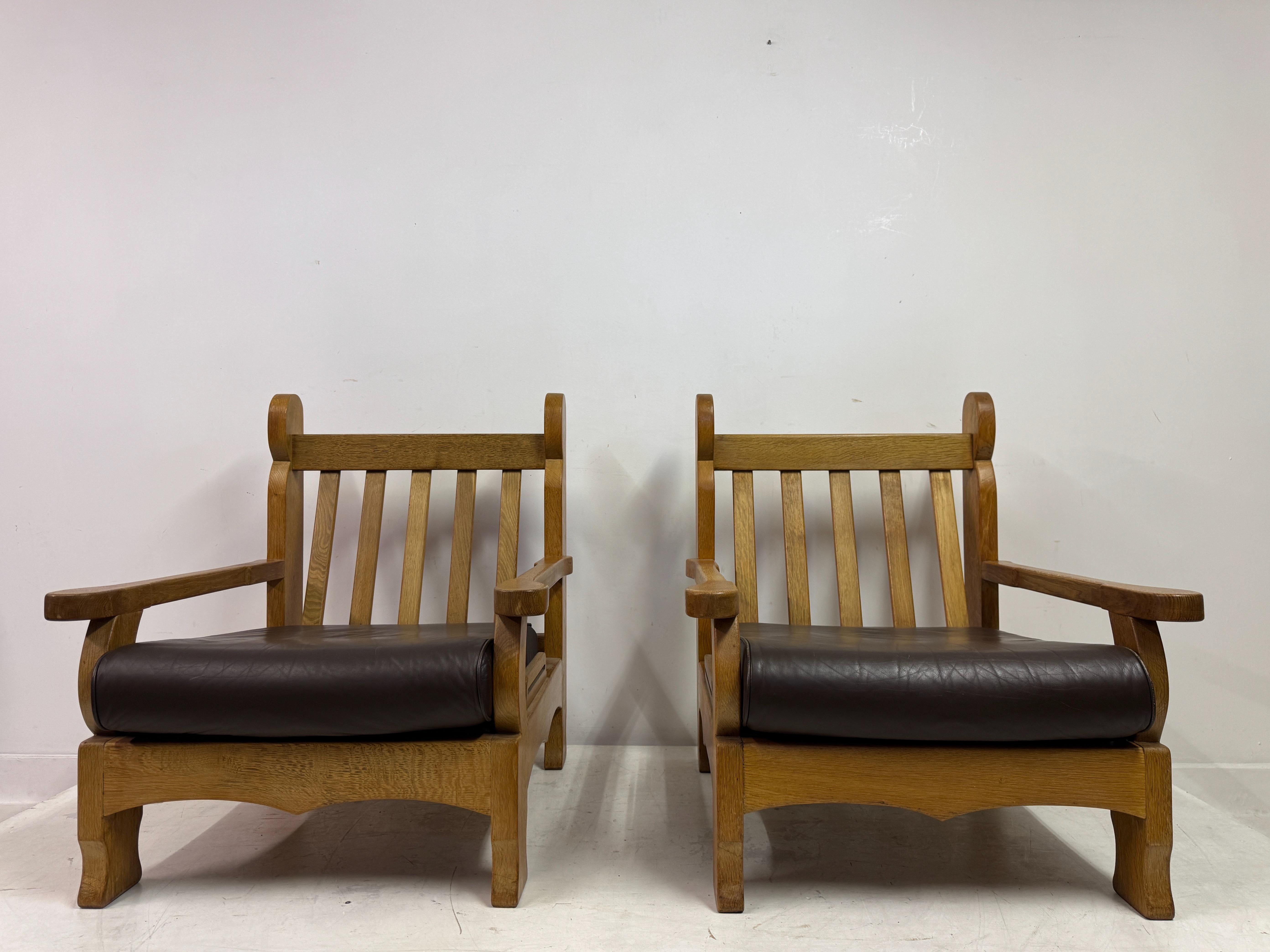 Paire de fauteuils en Oak Brutalist du milieu des années 1960 en vente 1