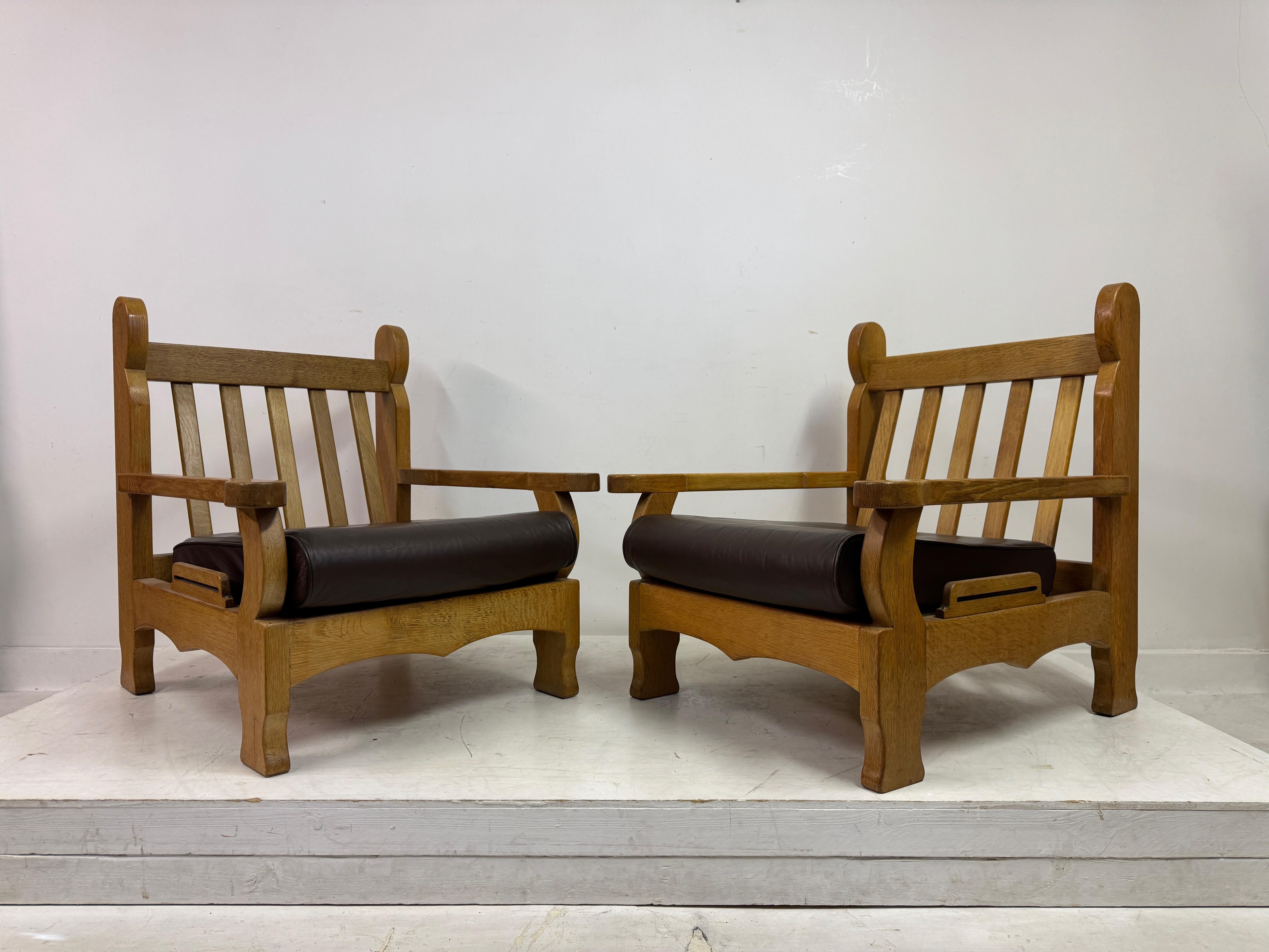 Paire de fauteuils en Oak Brutalist du milieu des années 1960 en vente 2
