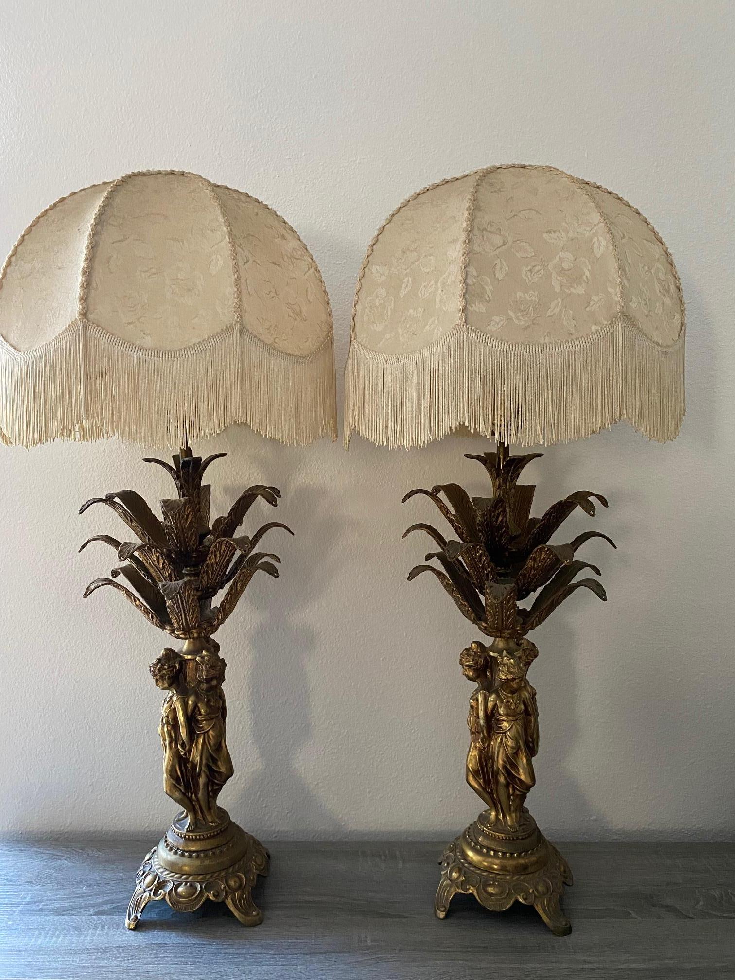 Milieu du XXe siècle Paire de lampes de table en laiton de style français du milieu des années 1960, 3 gracieuses figurines de femmes en vente