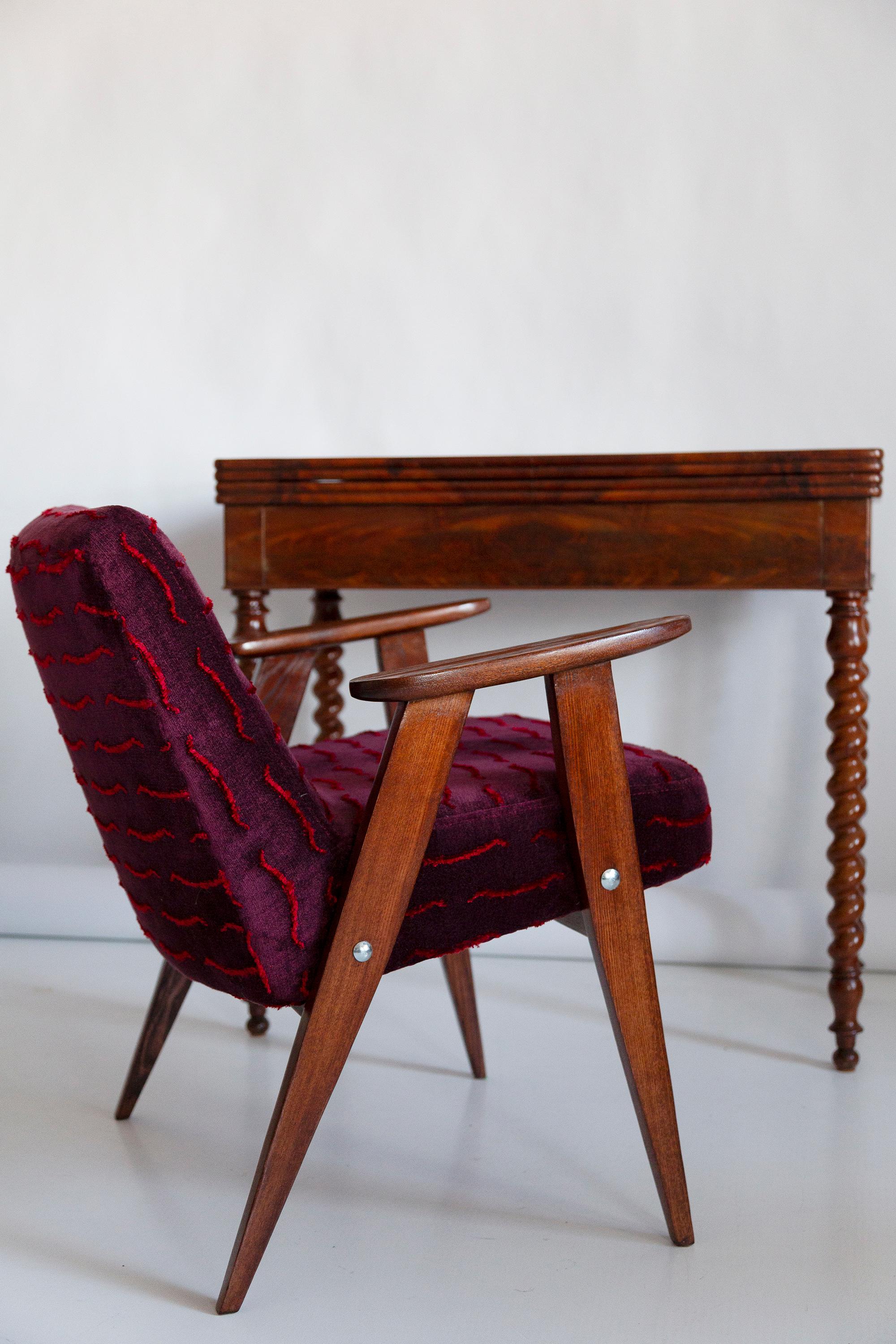 Der Sessel 366 ist eine Ikone des polnischen Designs aus der PRL-Zeit.

Der berühmte Sessel wurde 1962 von dem polnischen Innenarchitekten und Möbeldesigner Jozef Marian Chierowski entworfen. Produziert in der Niederschlesischen Möbelfabrik in